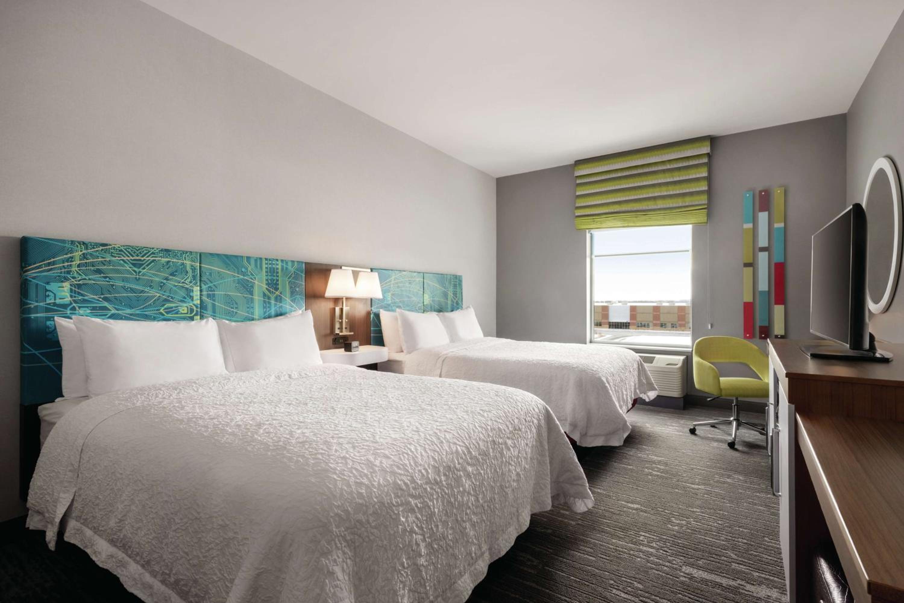 Queen Room with Two Queen Beds - Hearing Access/Non-Smoking photo 3
