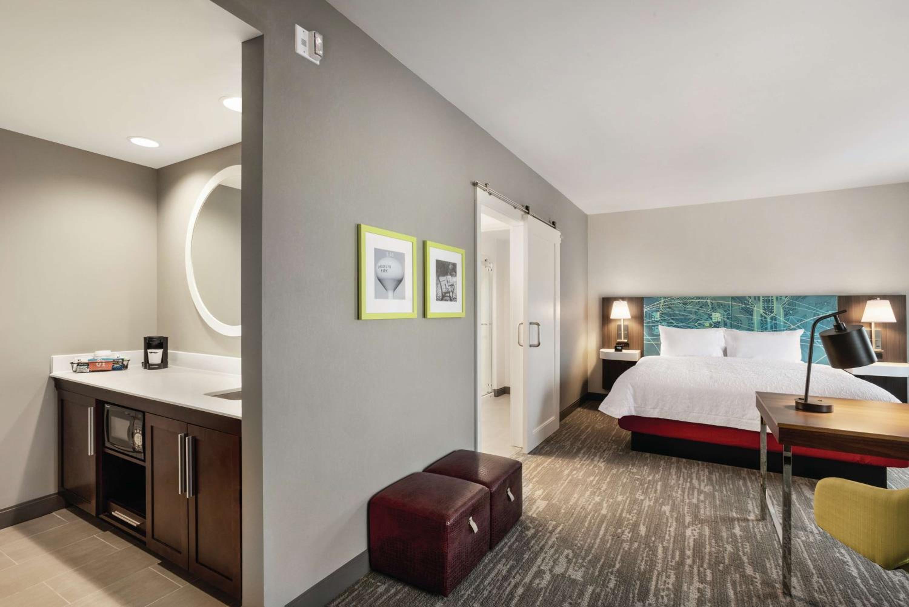 Queen Room with Two Queen Beds - Mobility and Hearing Access photo 2