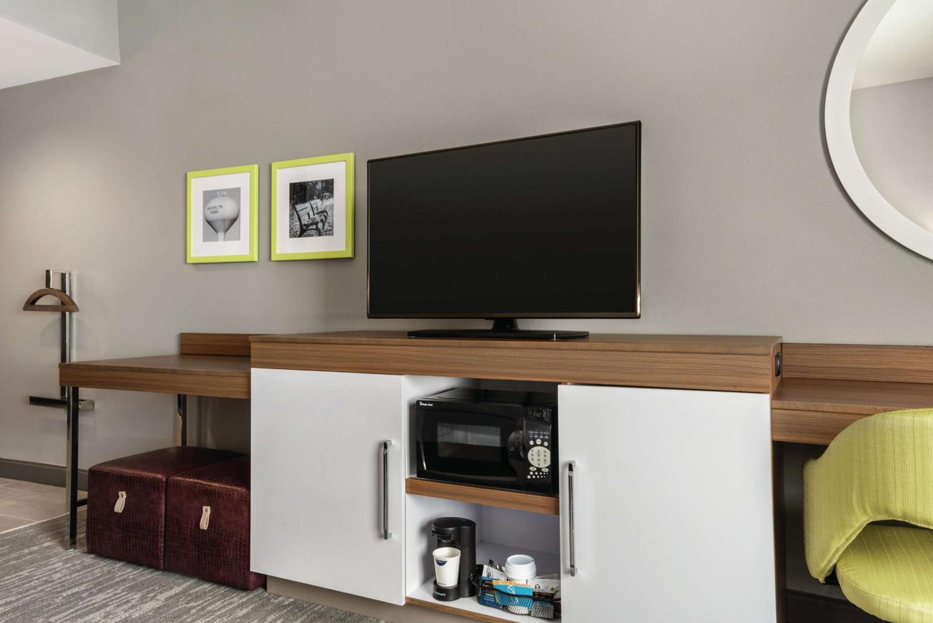 King Room with Tub - Mobility/Hearing Accessible/Non-Smoking