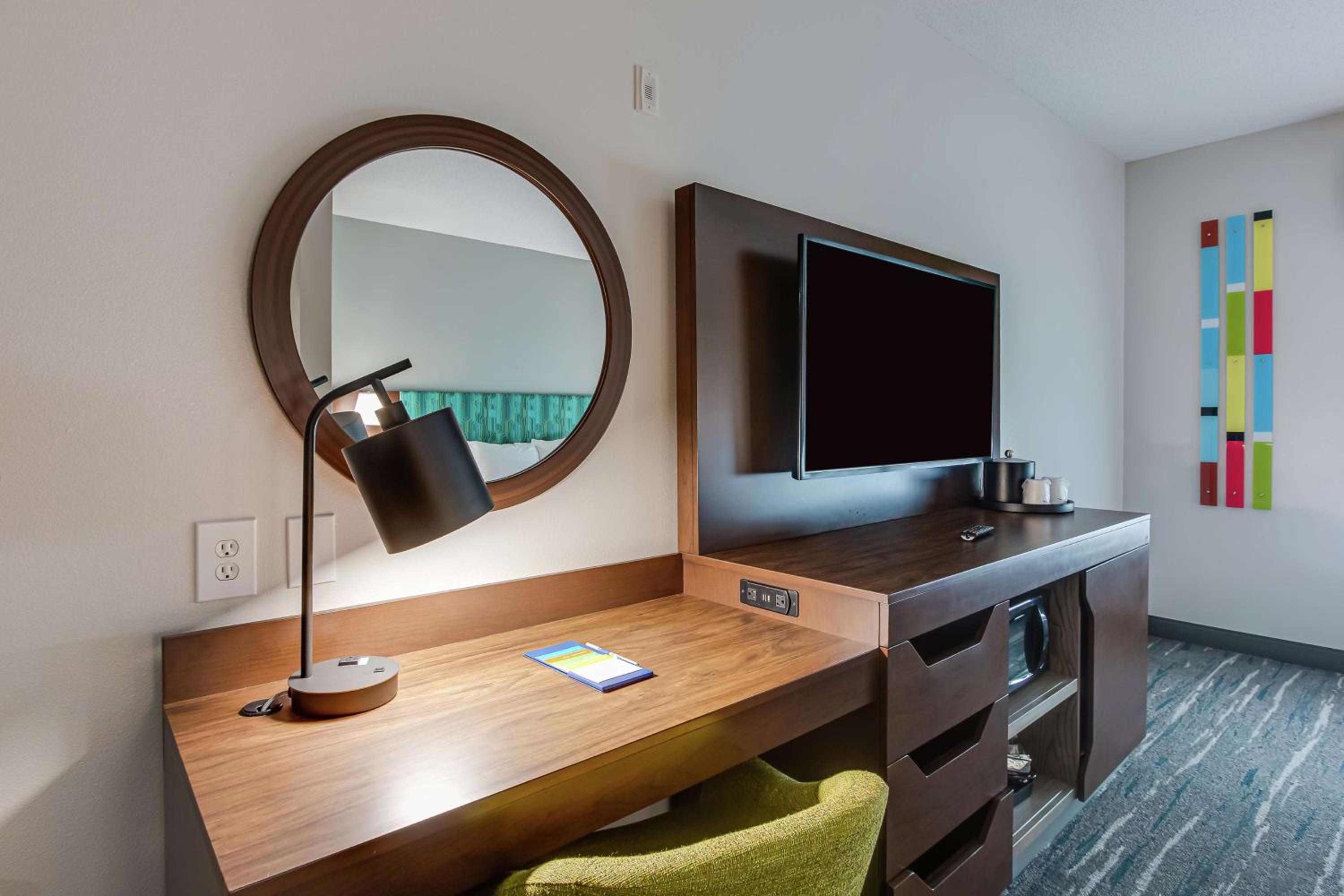 Queen Room with Bath Tub - Mobility Access/Non-Smoking