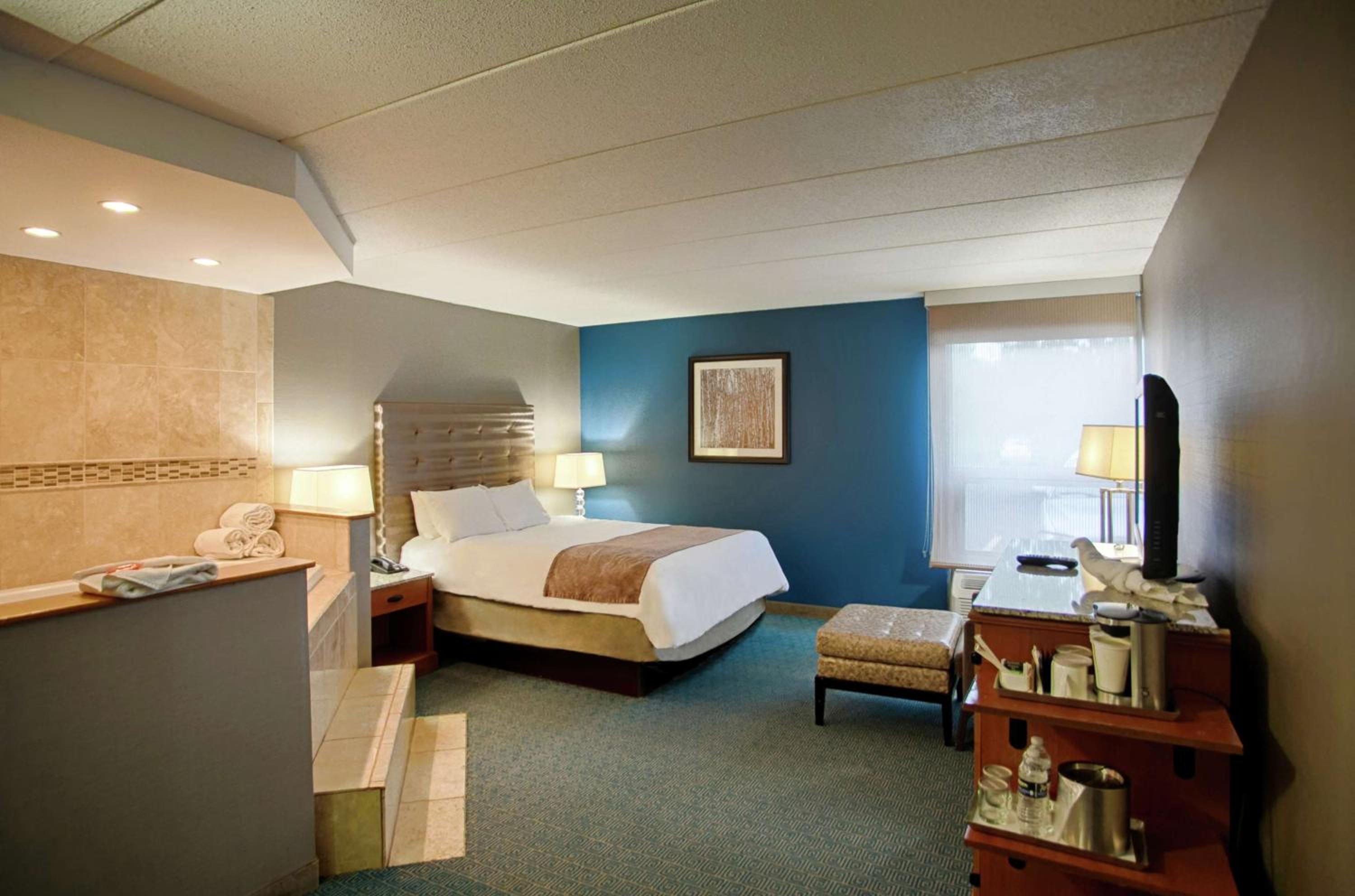 Queen Room with Whirlpool - Photo 1