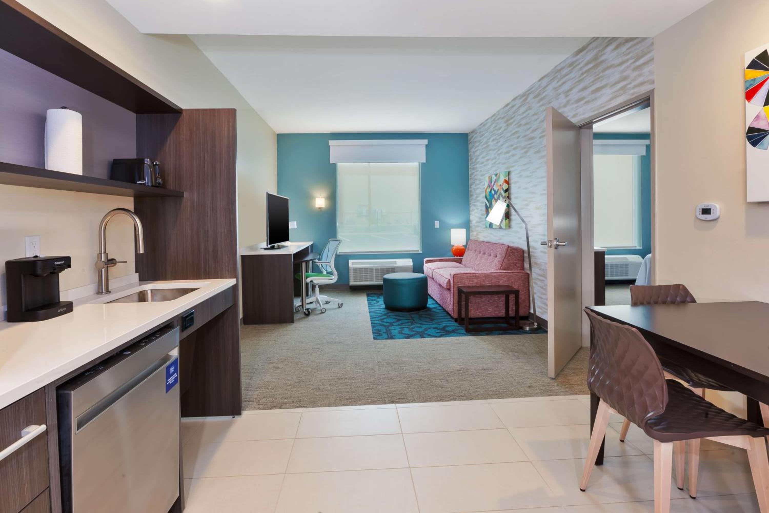 King Suite with Roll-In Shower - Non Smoking - Photo 1