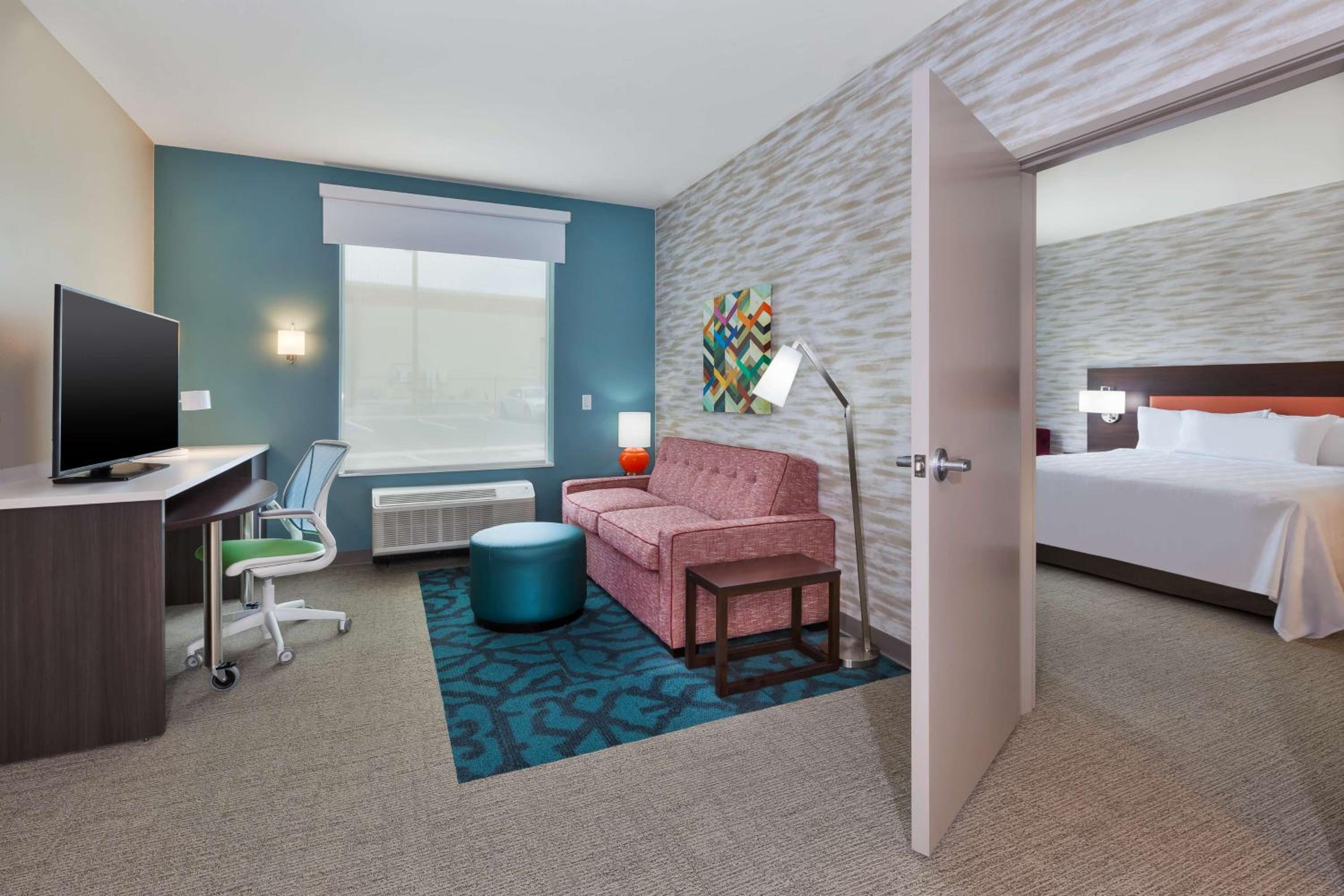 King Suite with Roll-In Shower - Non Smoking - Photo 2