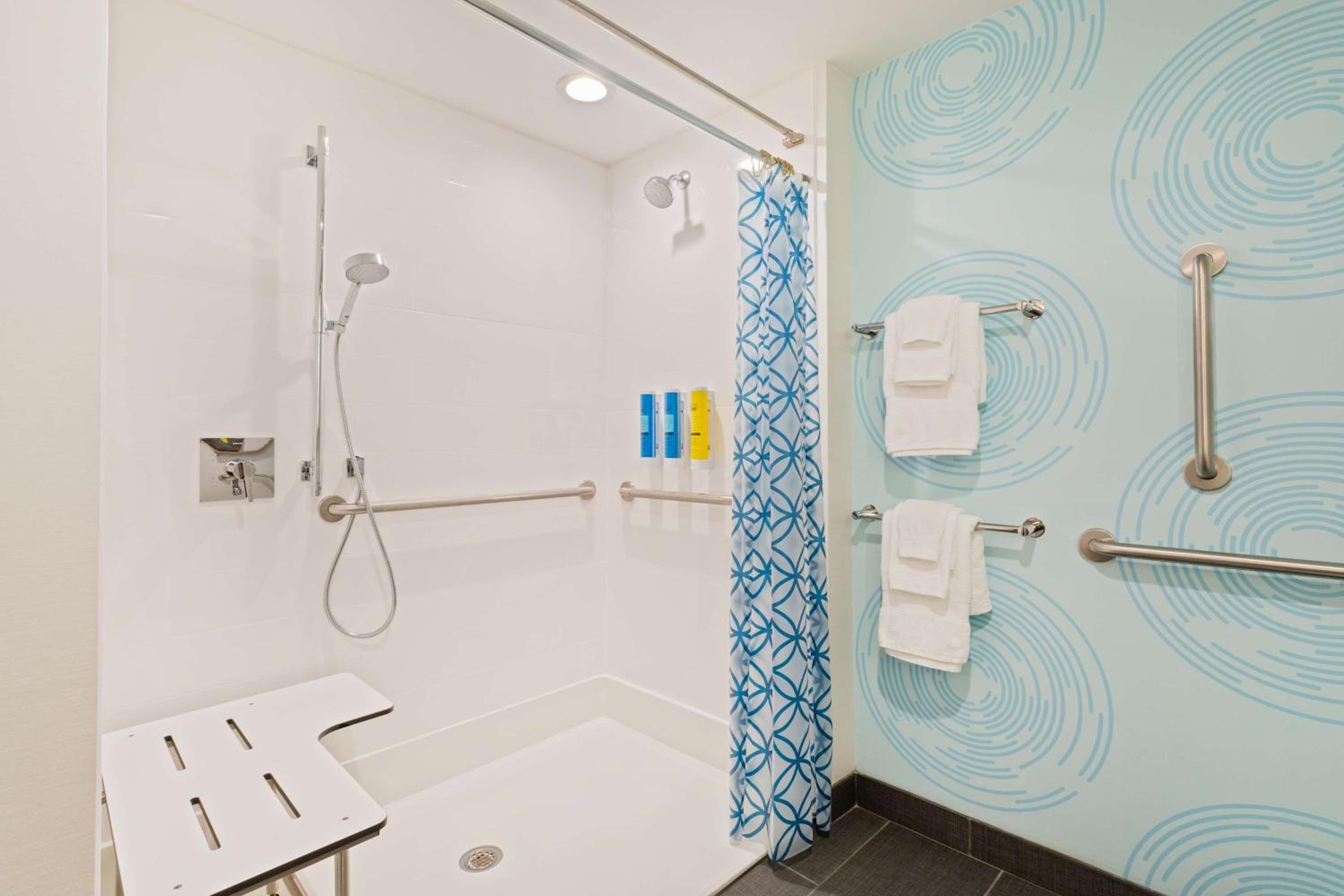 King Room with Roll-In Shower - Mobility Access - Photo 2