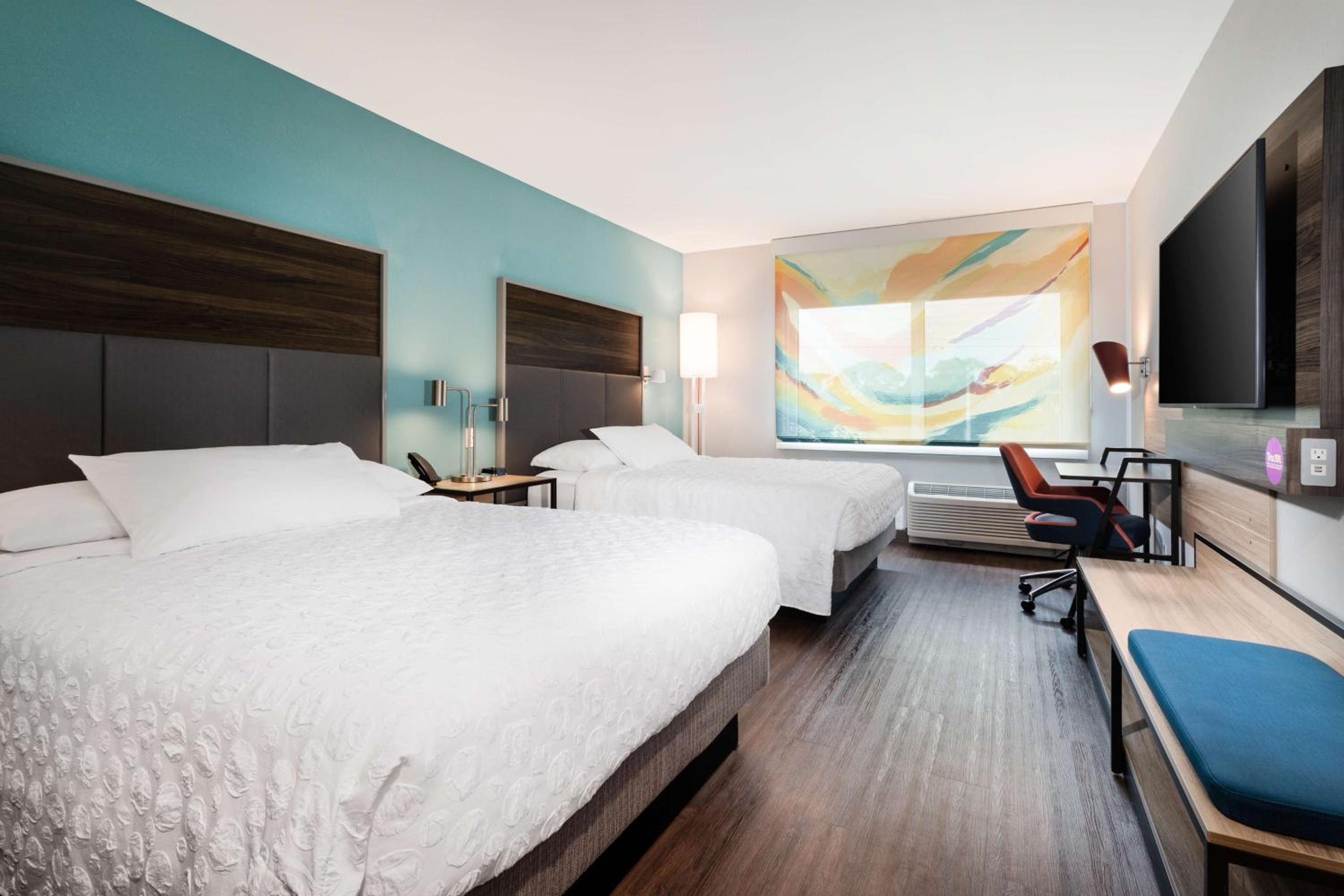 Queen Room with Two Queen Beds - Photo 2