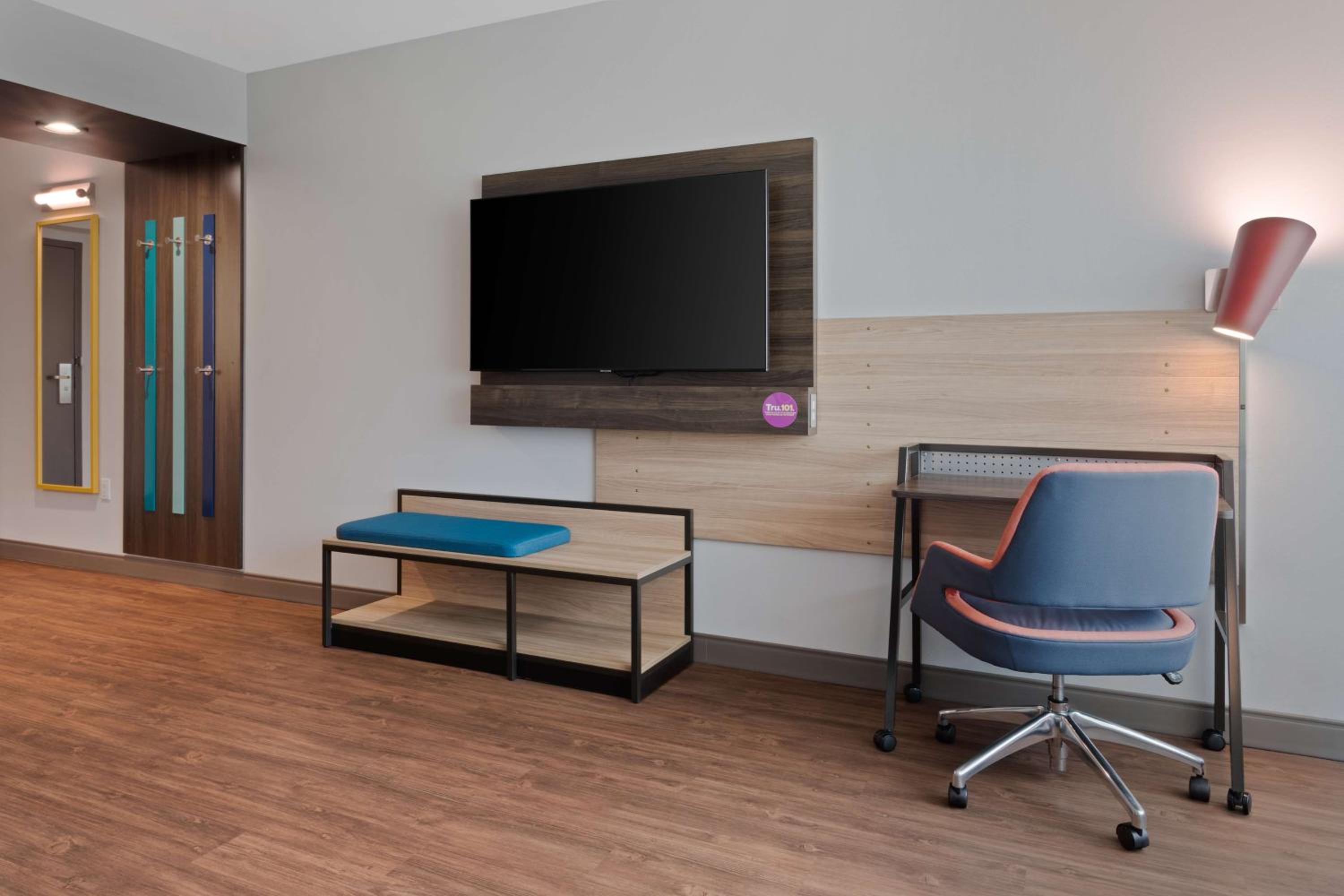 King Room with Roll-In Shower - Mobility Access - Photo 1