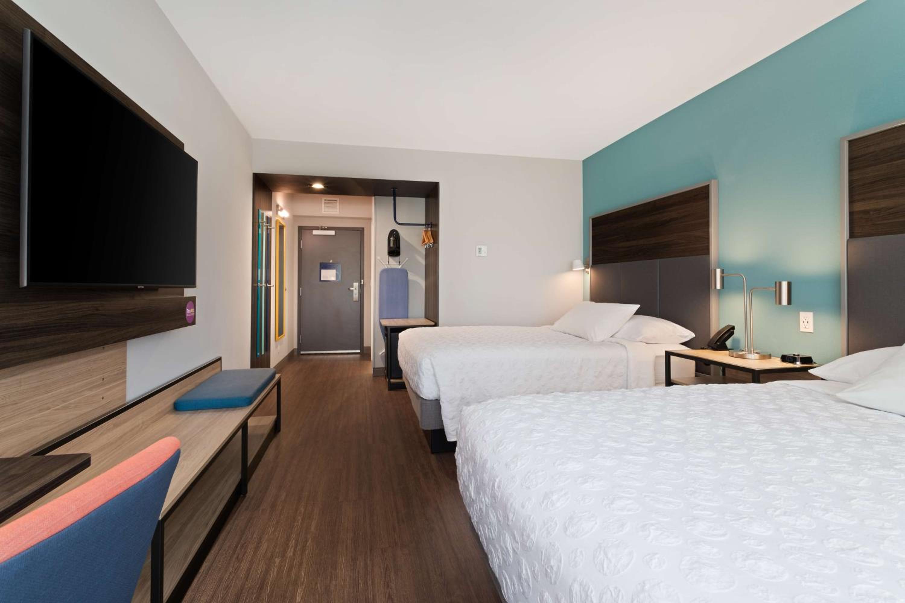 Queen Room with Two Queen Beds - Photo 4