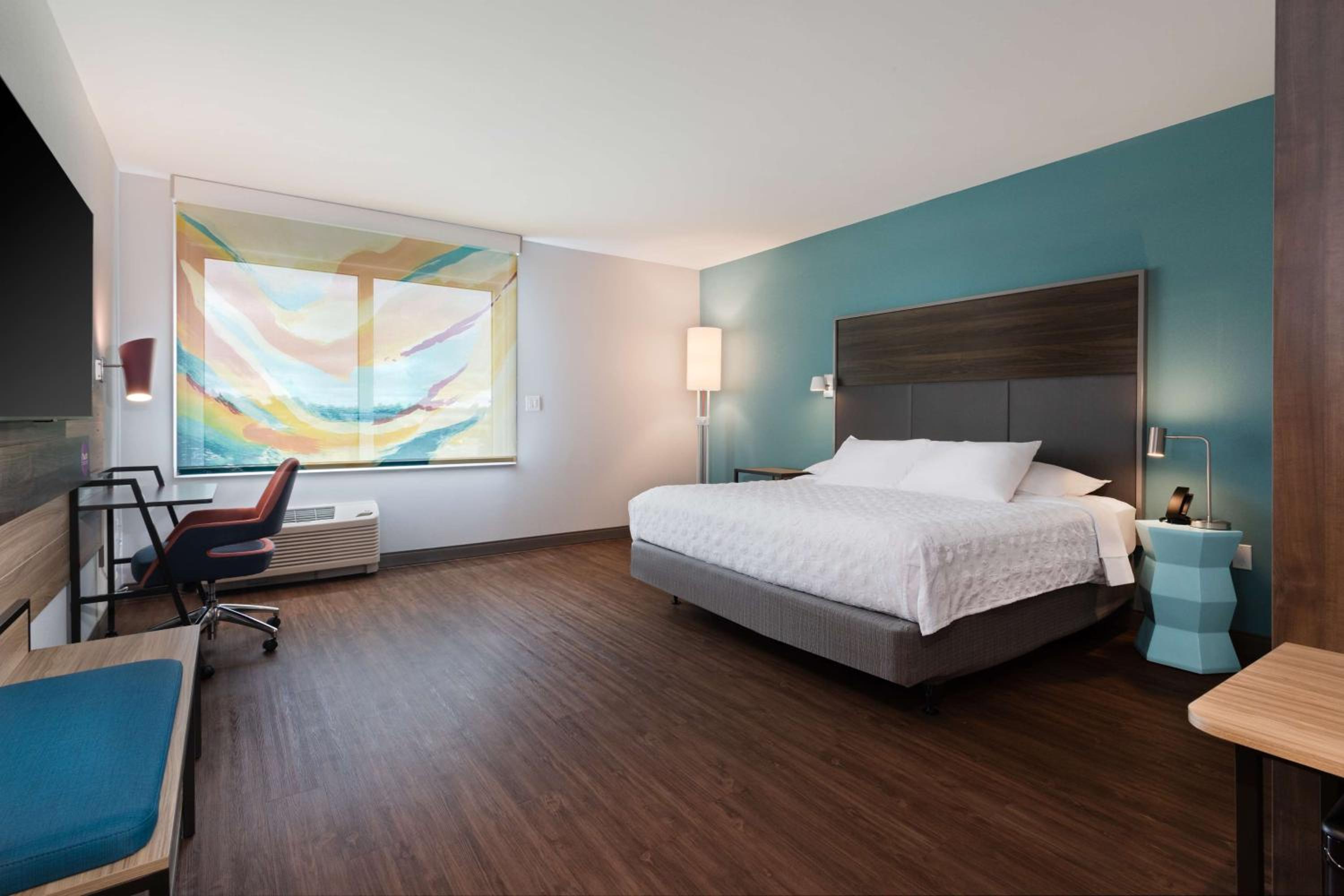 King Room with Roll-In Shower - Mobility Access - Photo 3