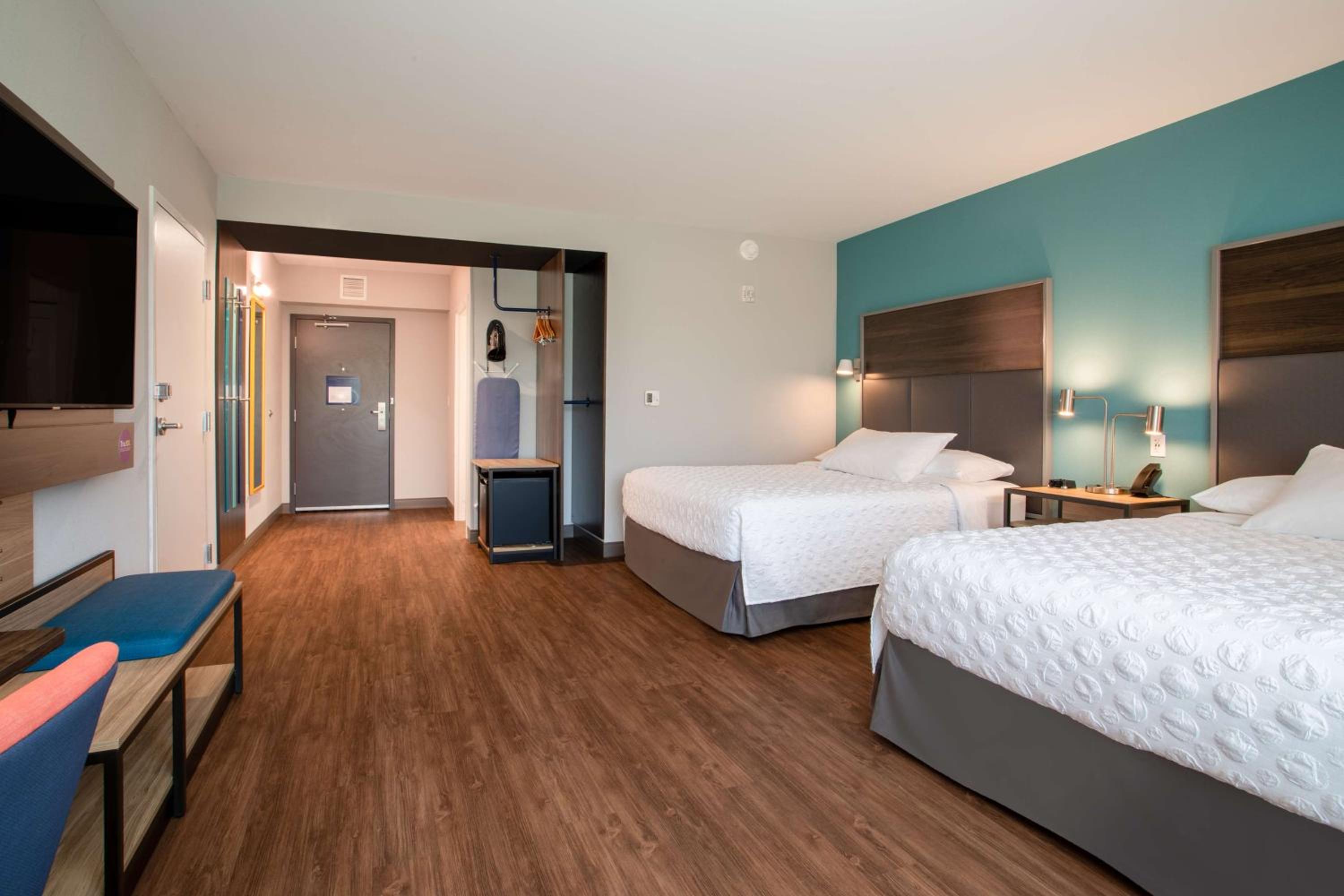 Queen Room with Two Queen Beds and Roll-In Shower - Mobility Access - Photo 3