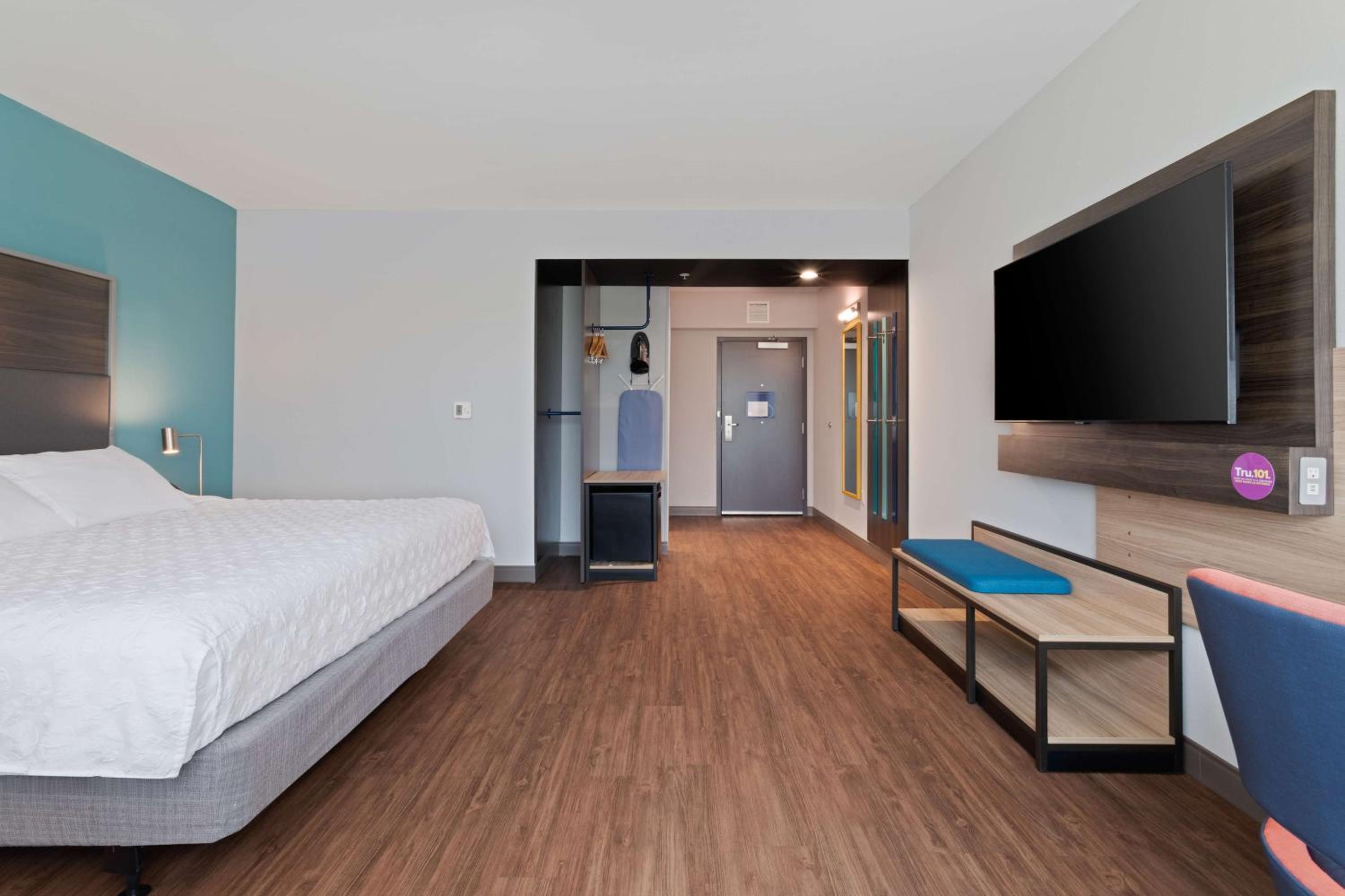 King Room with Roll-In Shower - Mobility Access - Photo 4