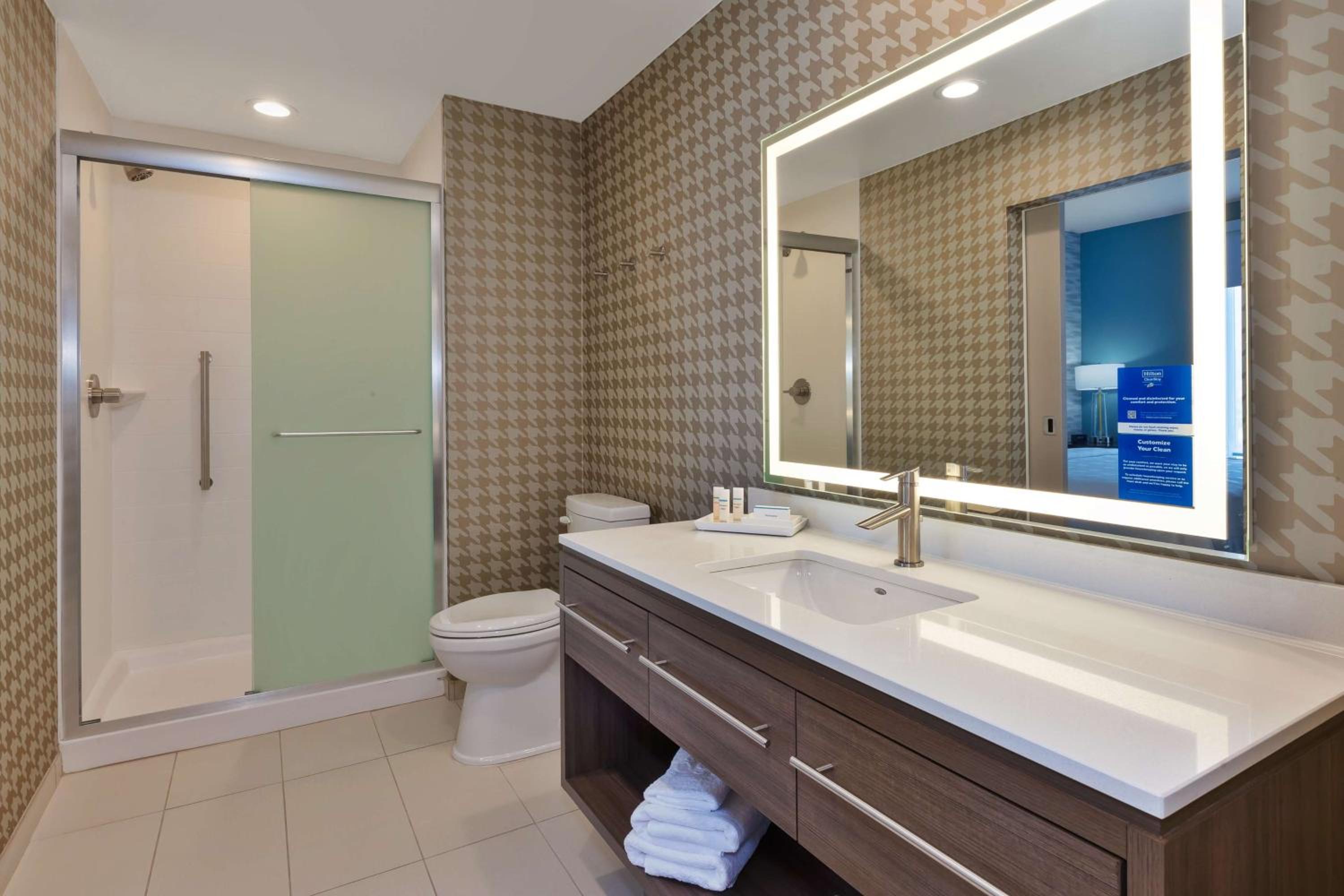 One-Bedroom King Suite - Non-Smoking - Photo 6