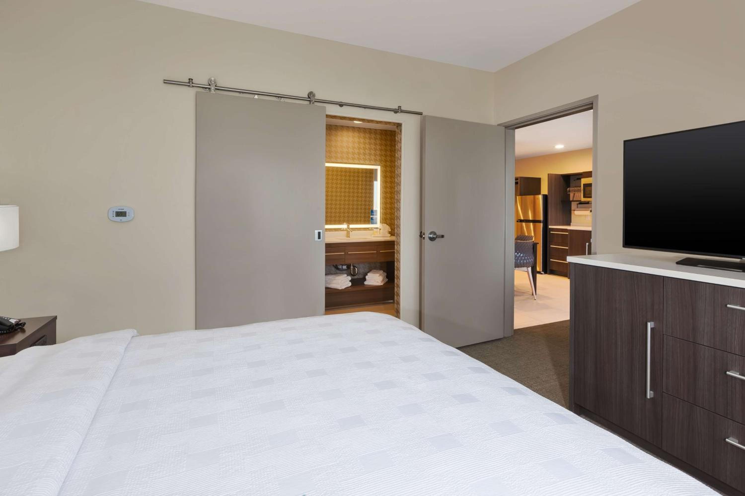 One-Bedroom King Suite - Non-Smoking - Photo 2