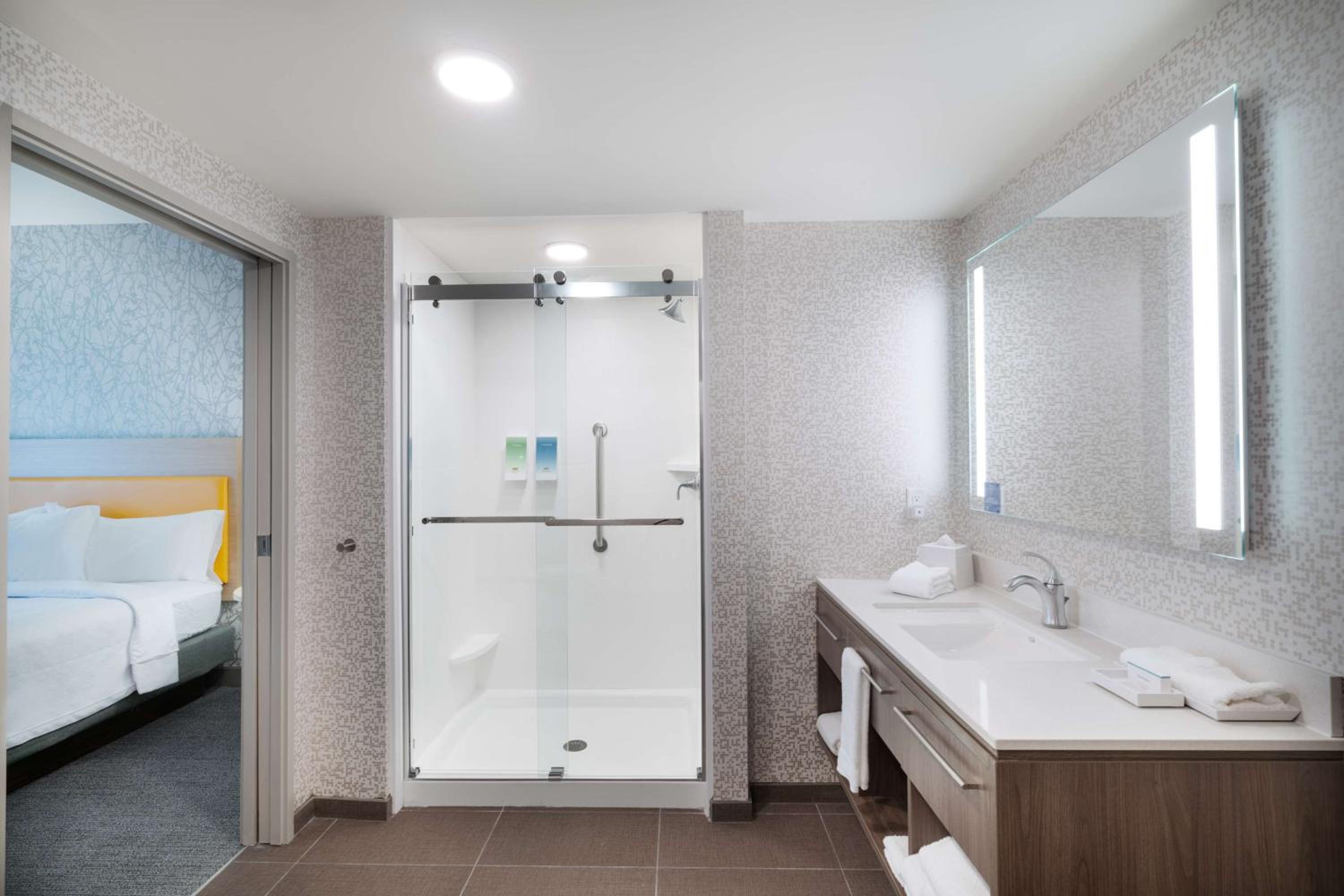 One-Bedroom King Suite - Non-Smoking - Photo 2