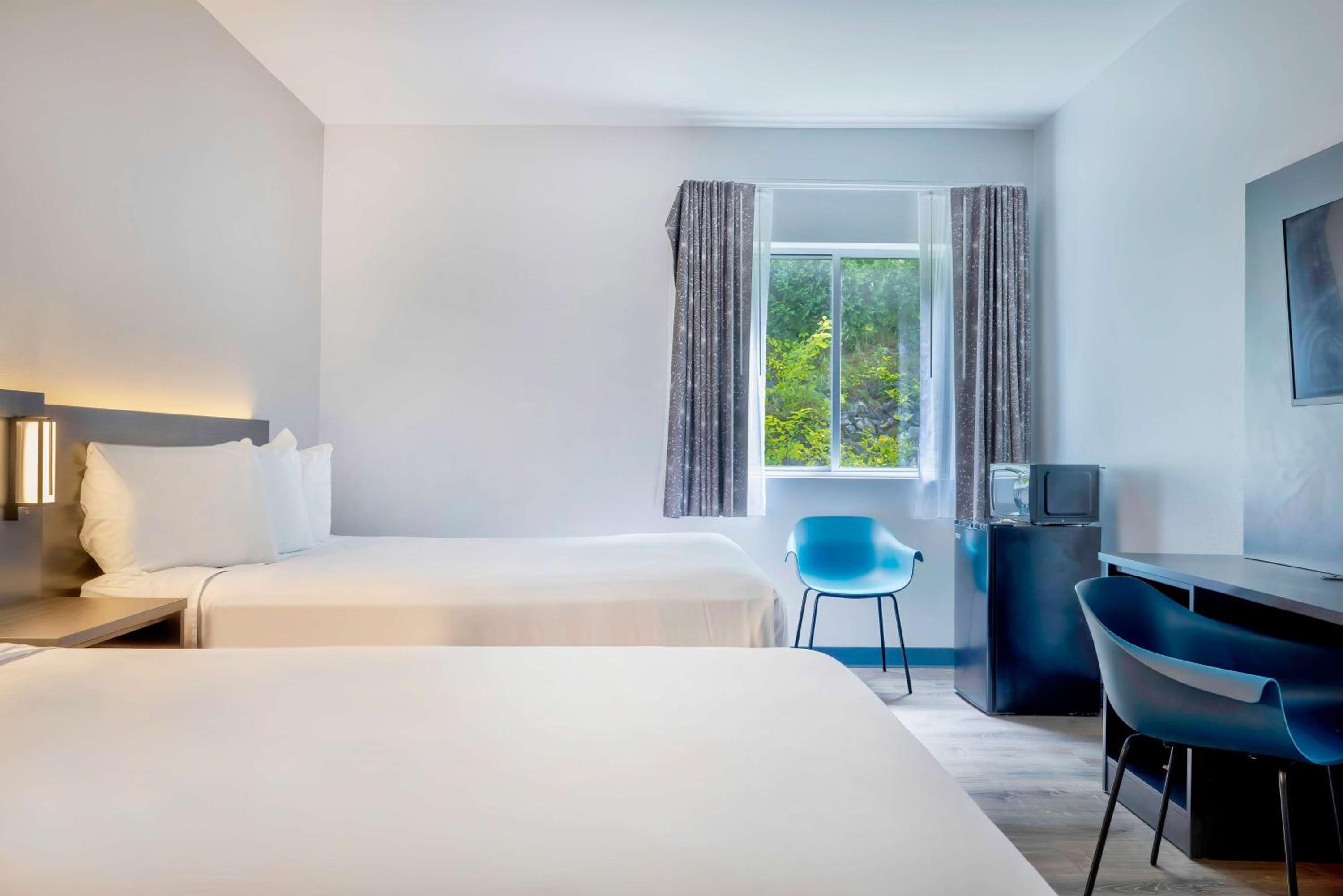 Queen Room with Two Queen Beds - Non-Smoking photo 1
