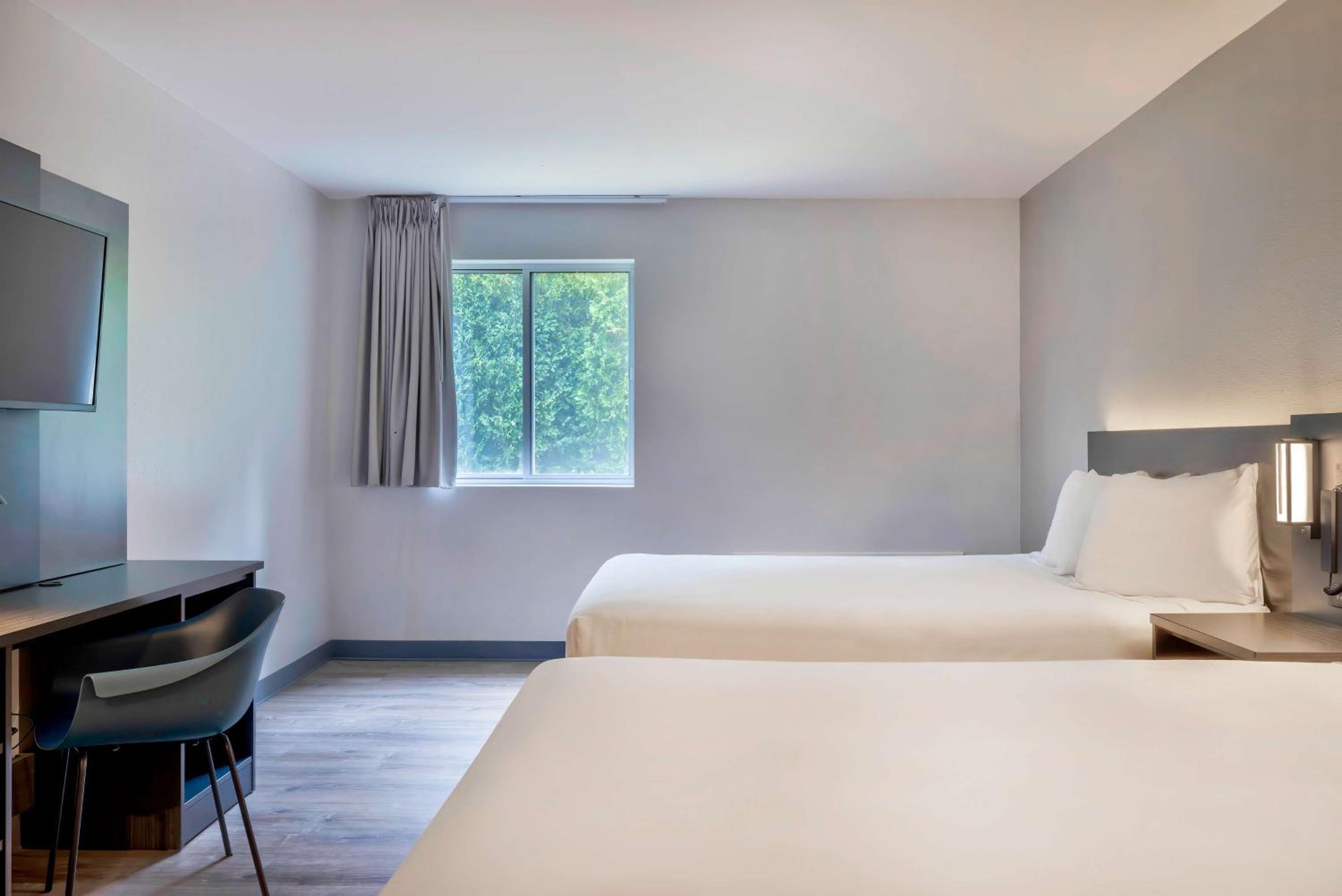 Queen Room with Two Queen Beds - Non-Smoking photo 3