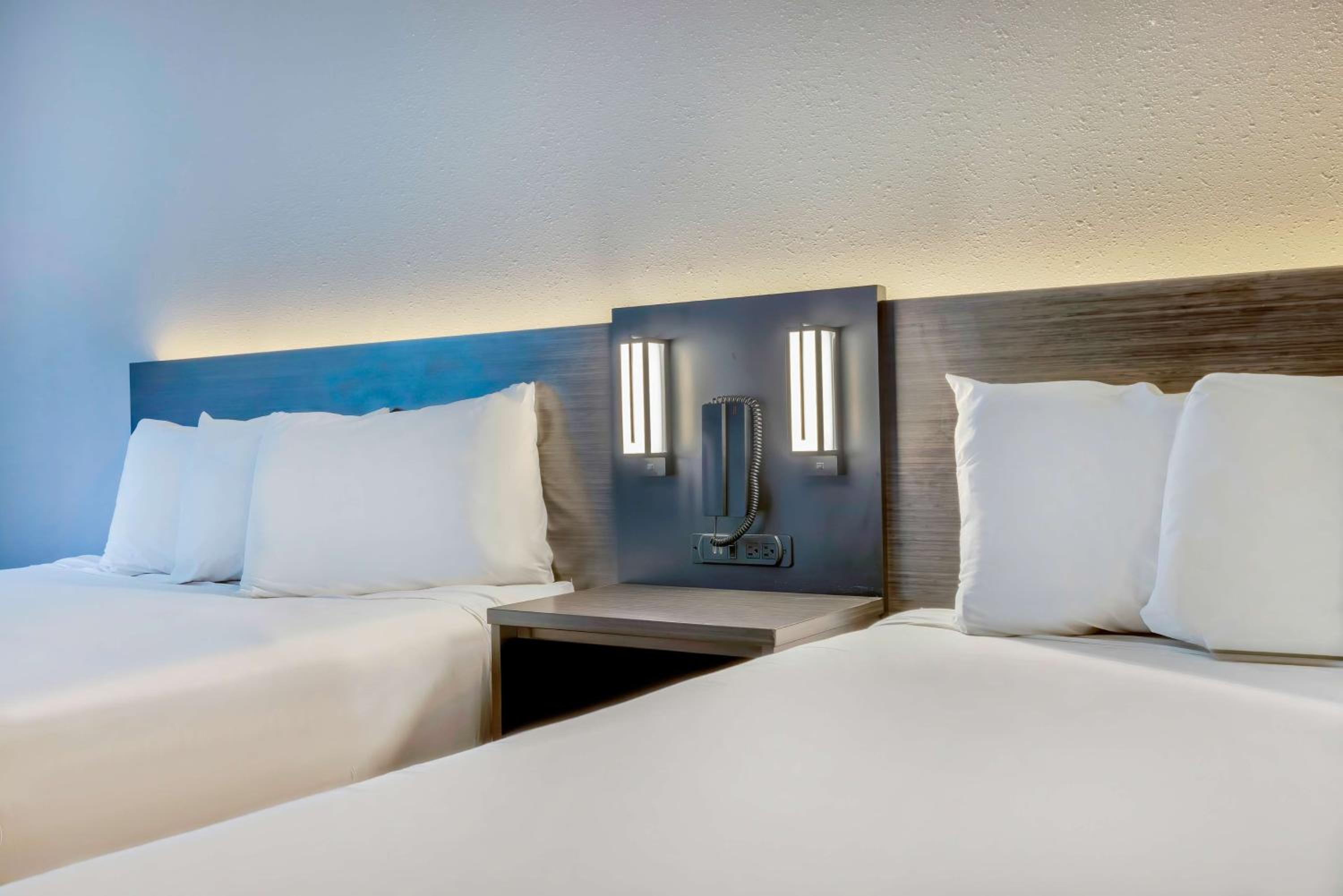 Queen Room with Two Queen Beds - Non-Smoking photo 3