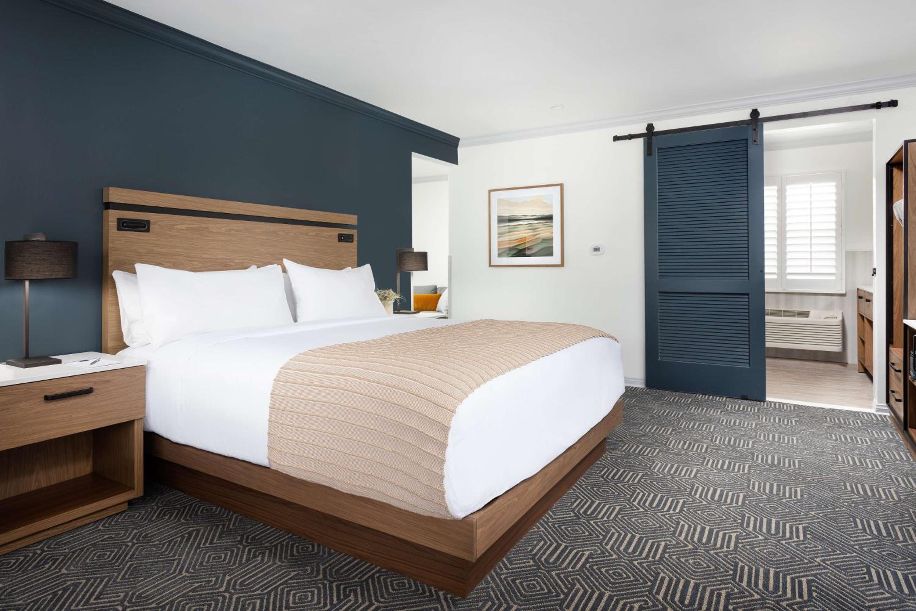Deluxe King Room with Sofa Bed - Photo 2