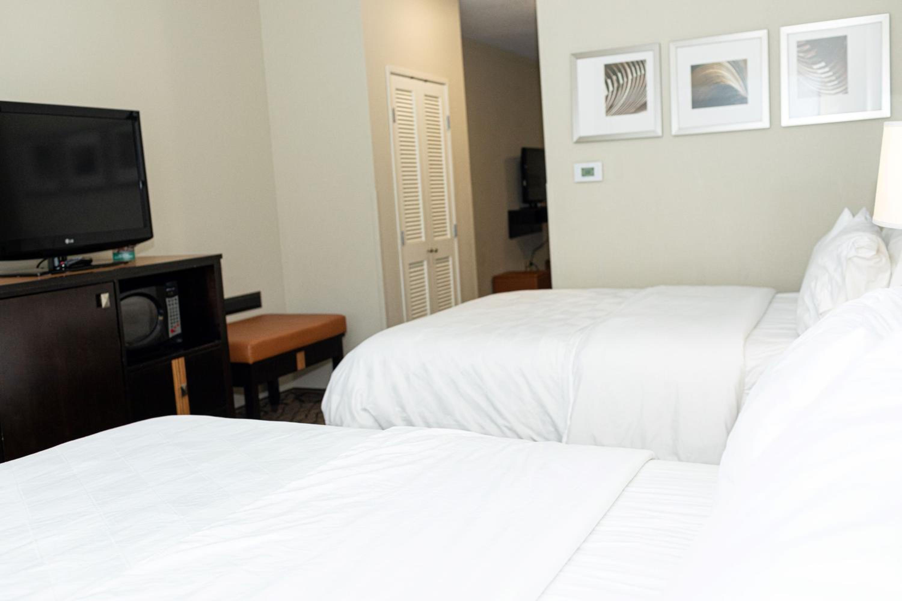 Standard Queen Room with Two Queen Beds and Mobility Accessible Tub