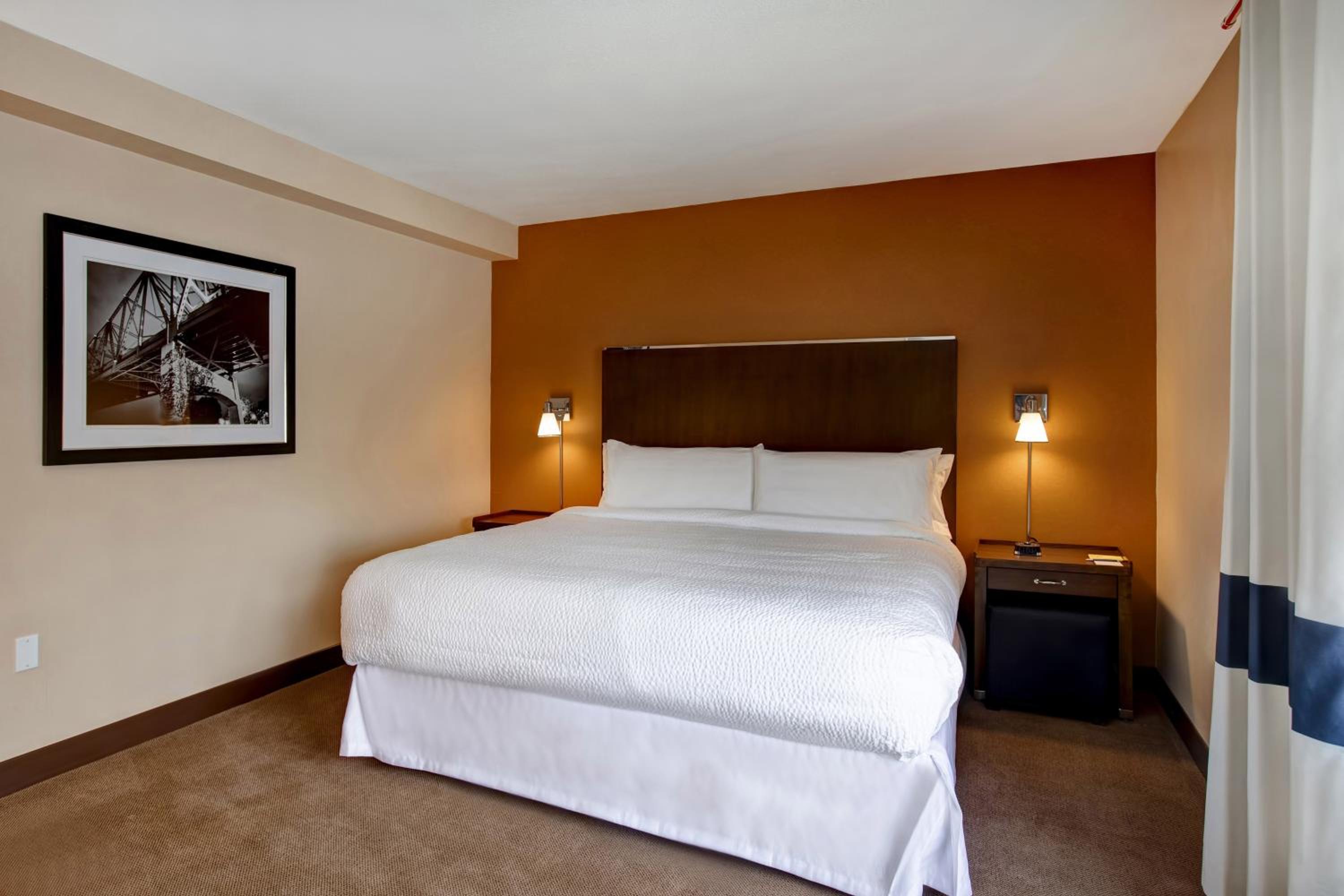 Junior Suite, 1 King, Sofa bed, Towers Building - Photo 9