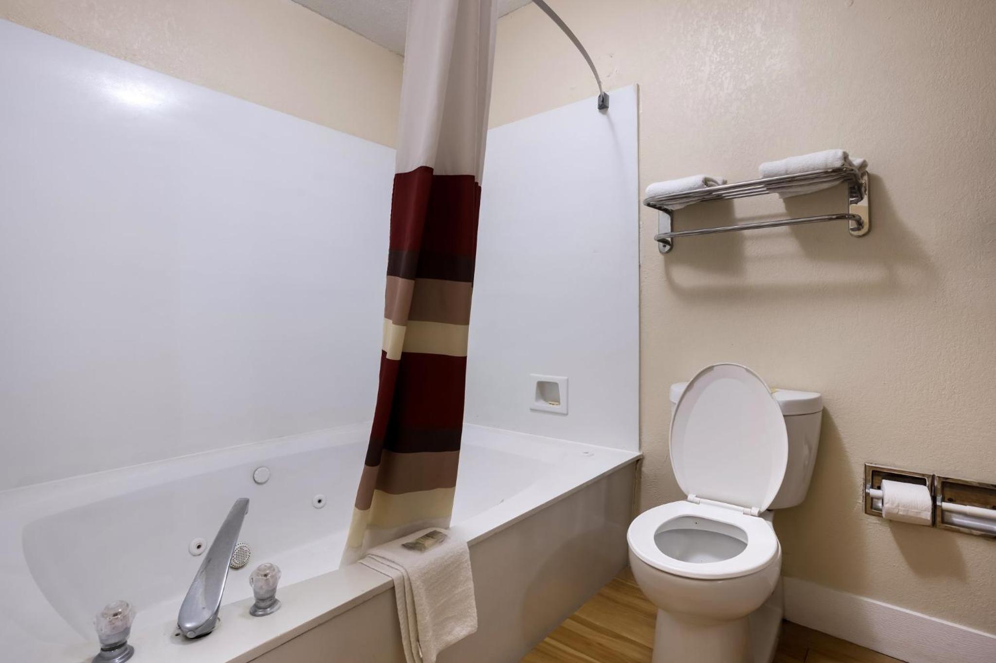 Suite King with Jetted Tub Non-Smoking photo 3