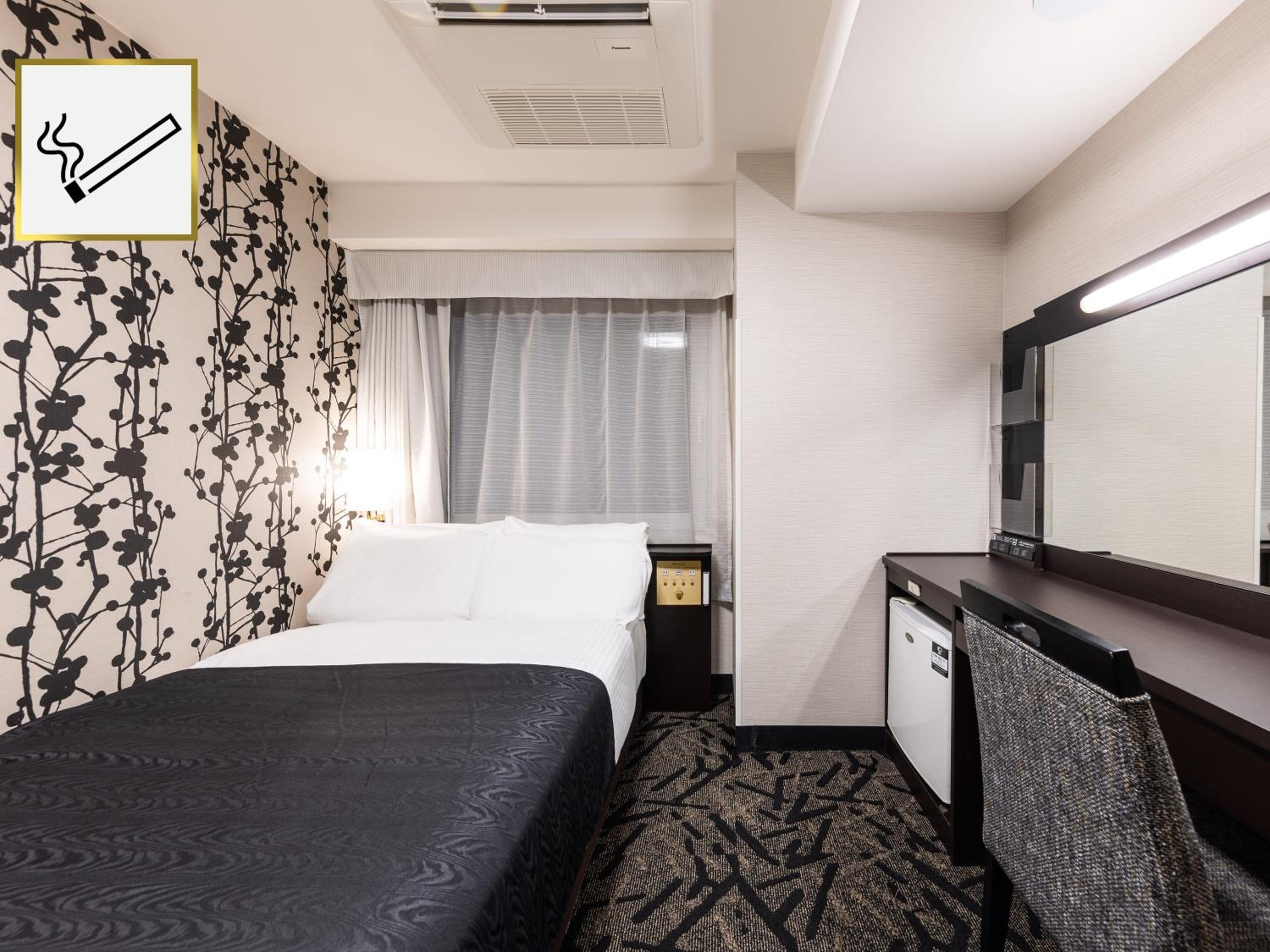 Double Room with Small Double Bed - Smoking - Photo 1