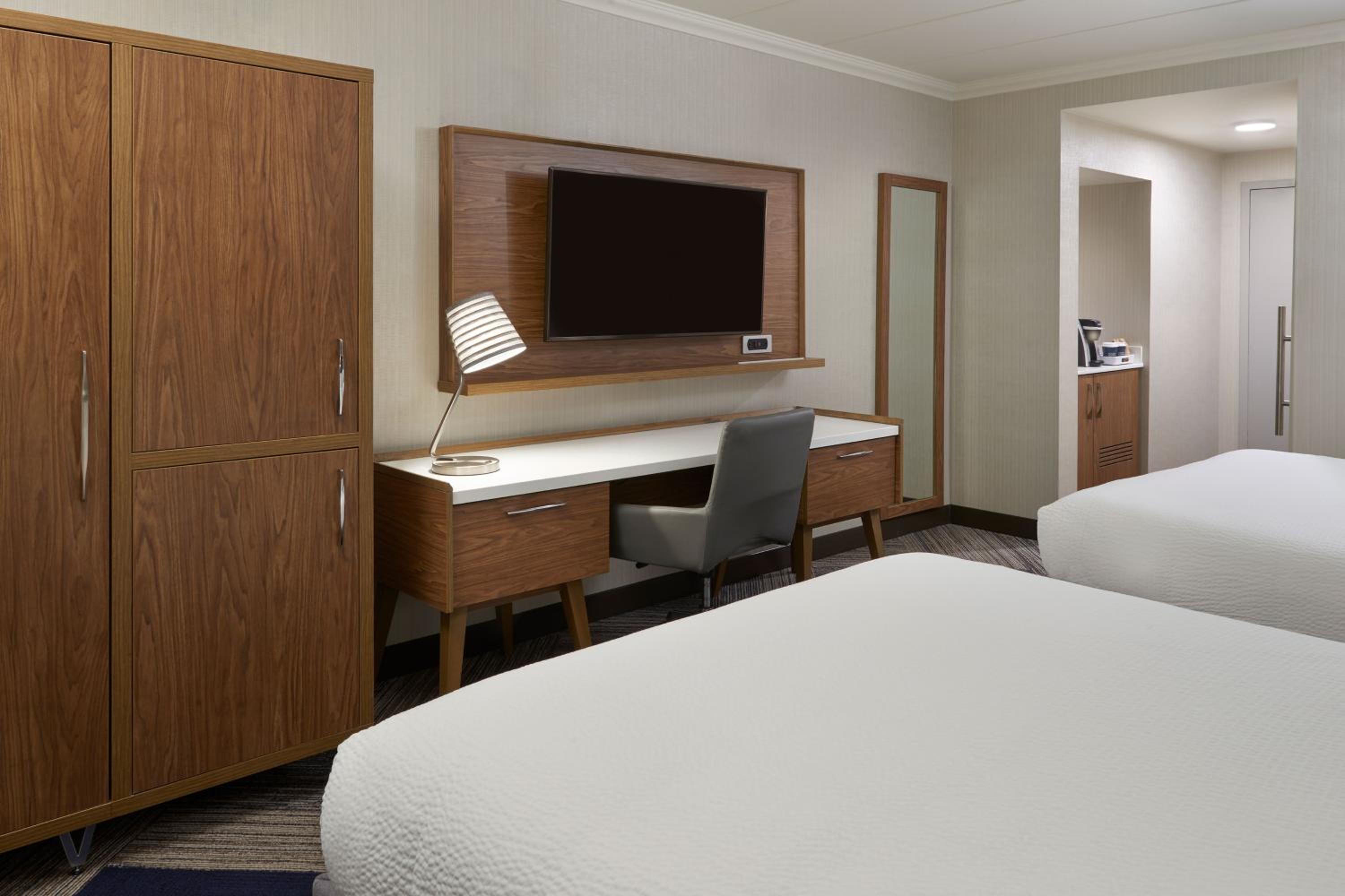 Guest room, 2 Queen, City view - Photo 4