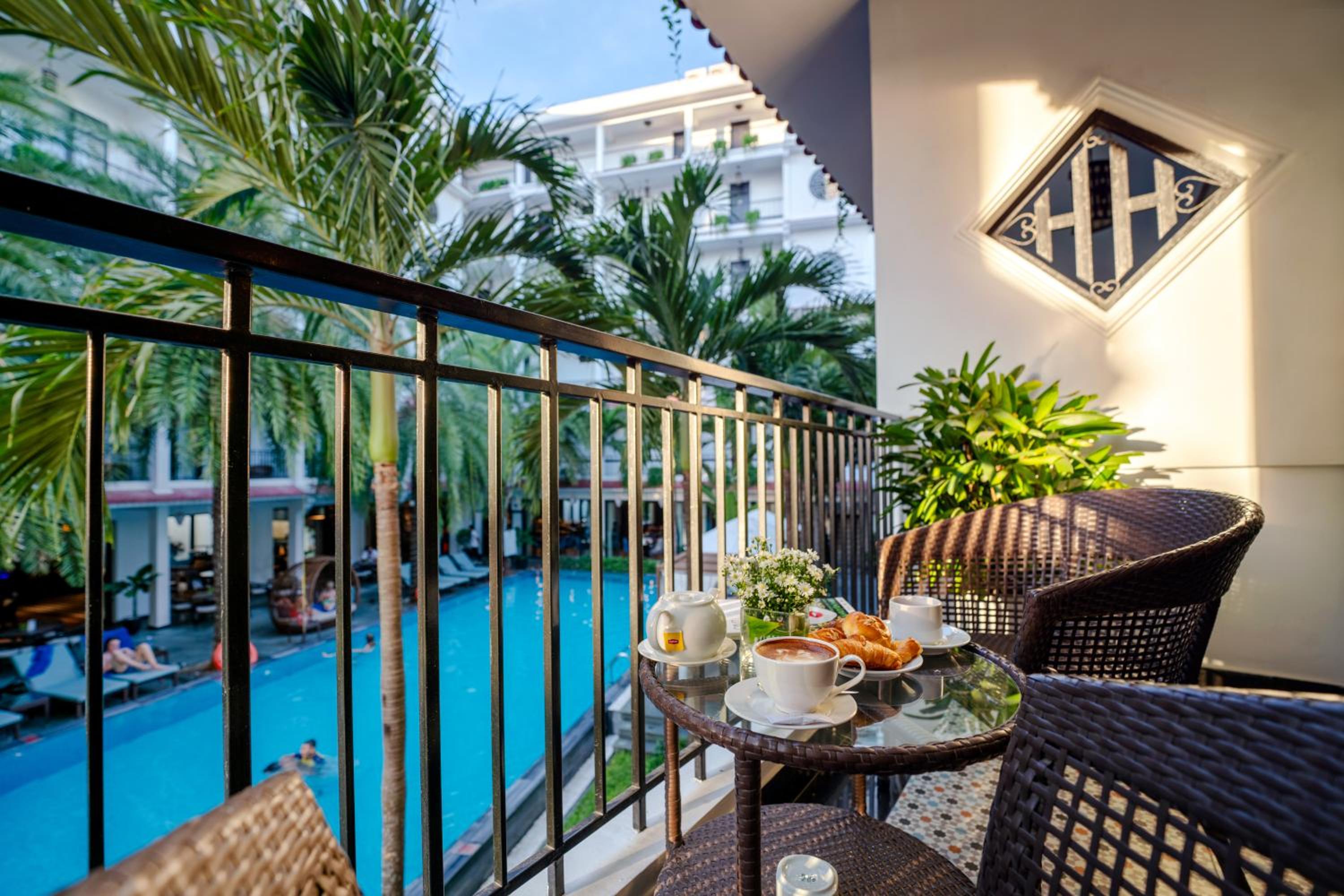 Senior Double Room with Balcony and Pool View photo 3