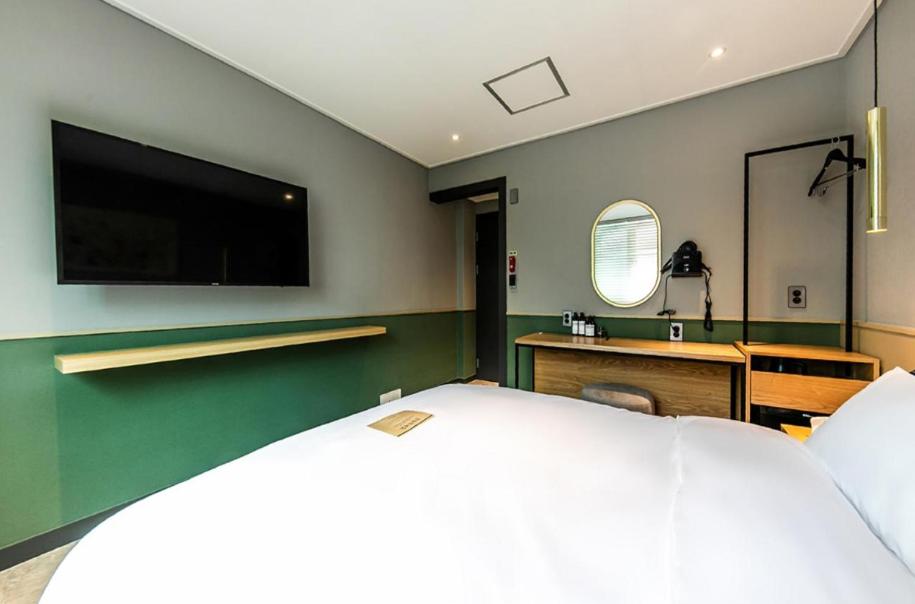 Deluxe Room - Photo 12
