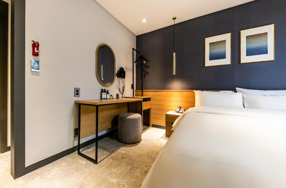 Deluxe Room - Photo 11