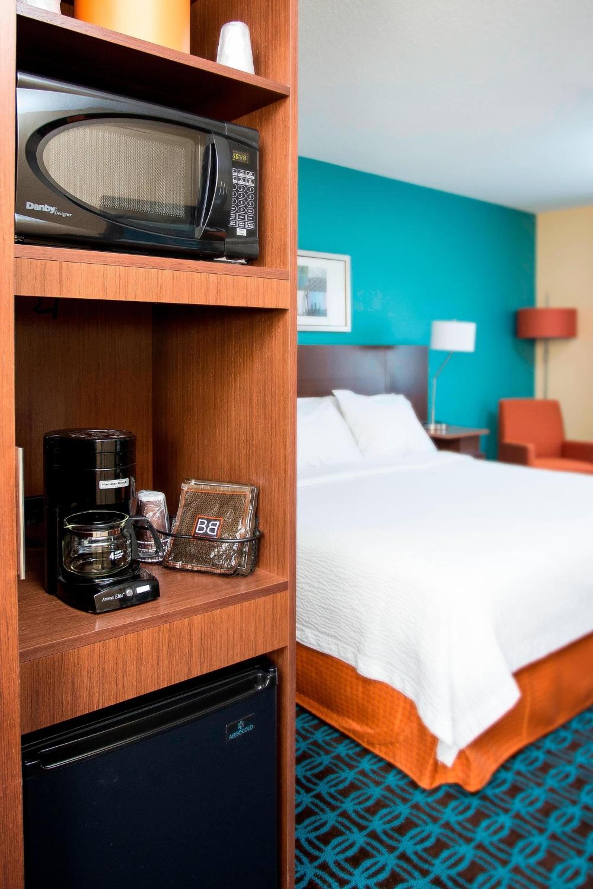Deluxe King Room with Sofa Bed - Photo 4