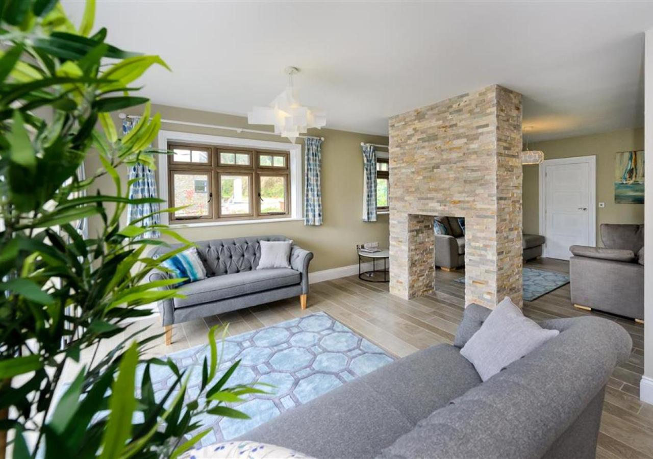 Six-Bedroom House photo 1