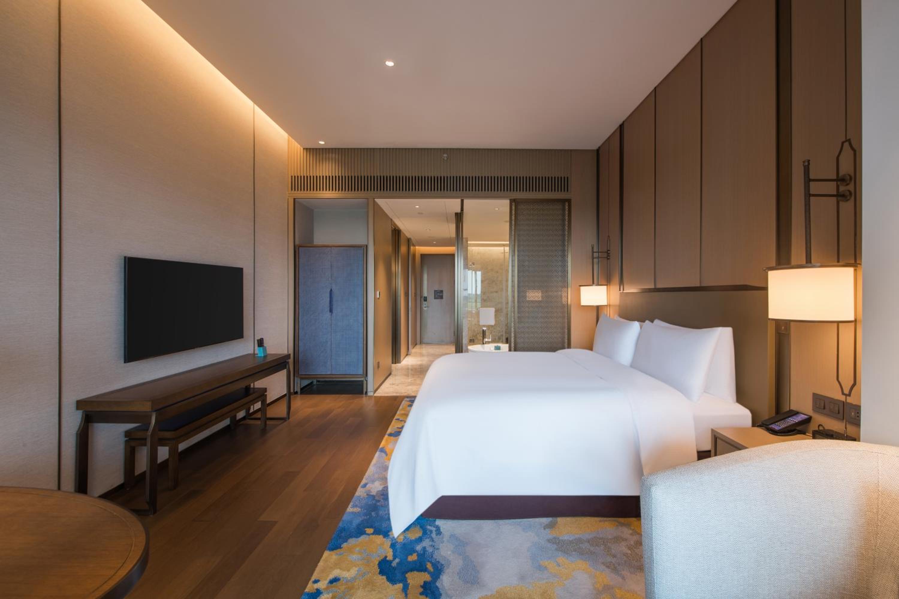 Deluxe King Room with Pool