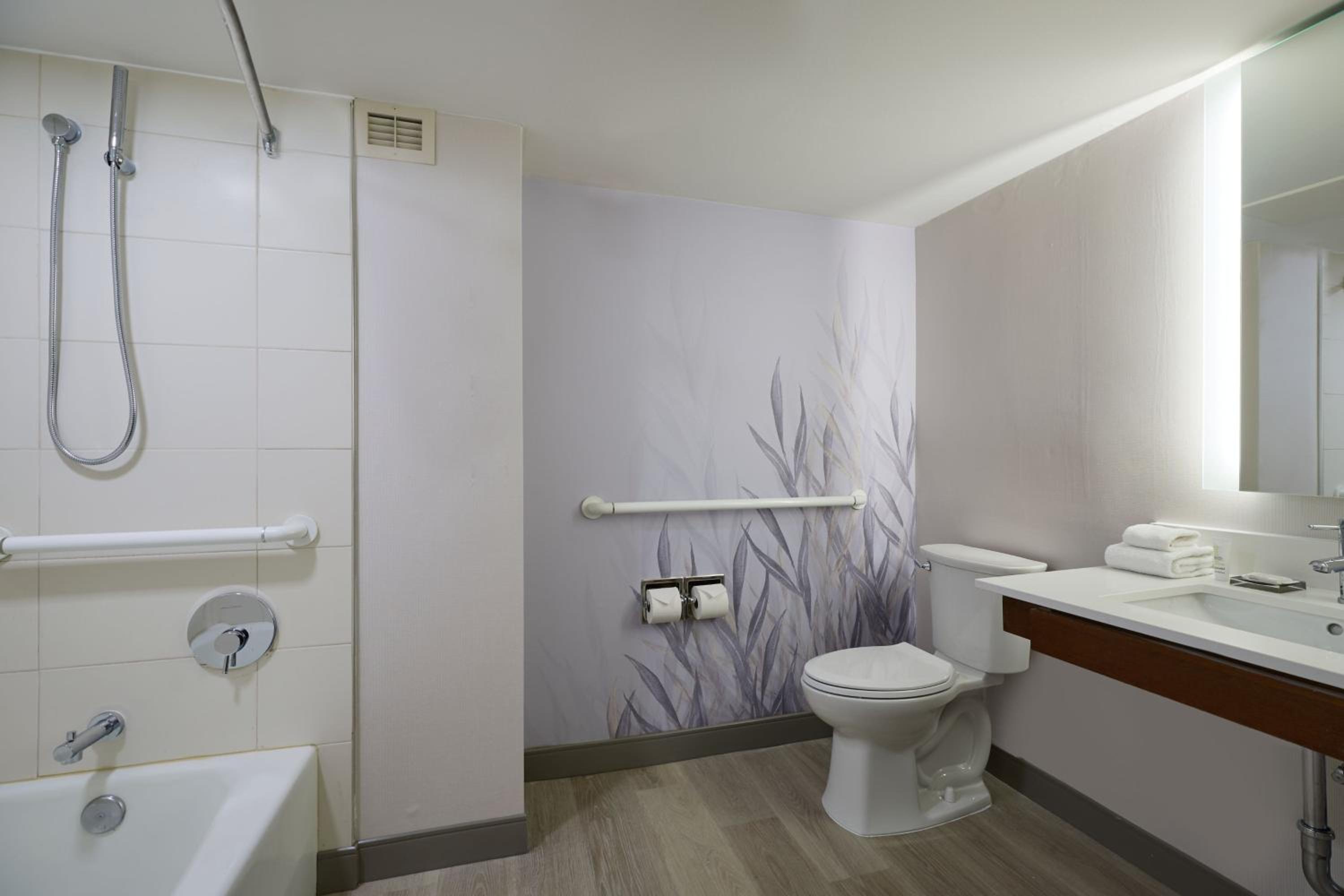 Deluxe Guest Room with King Bed - High Floor photo 2
