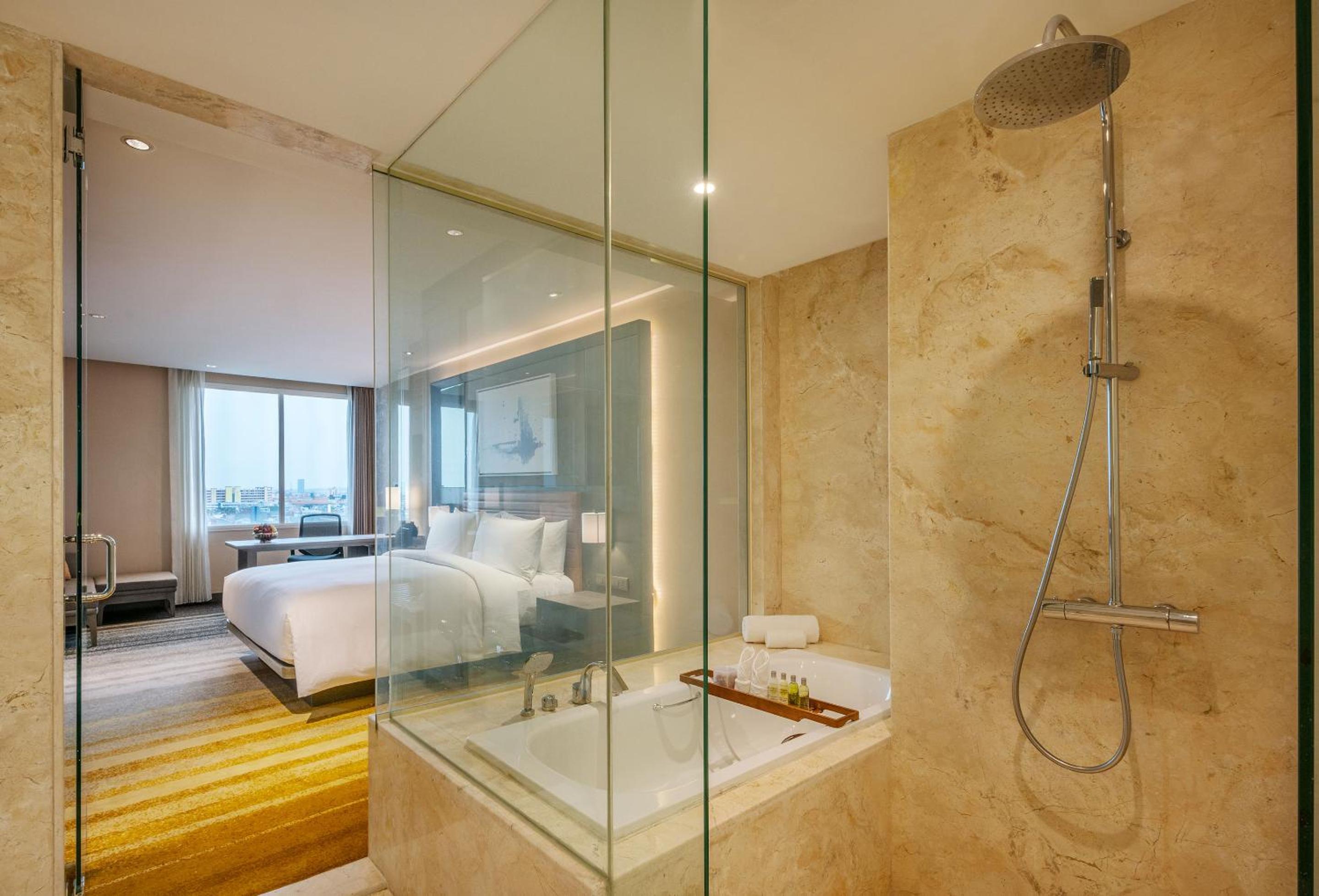 Deluxe King Suite - Photo 3