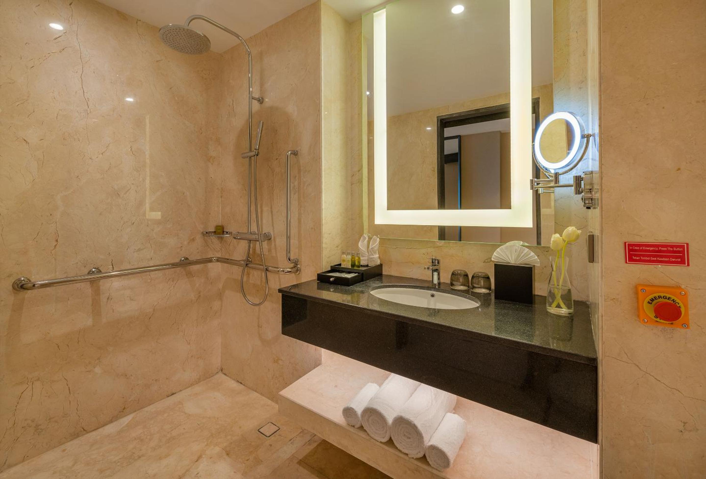 King Room - Mobility Accessible  - Photo 2