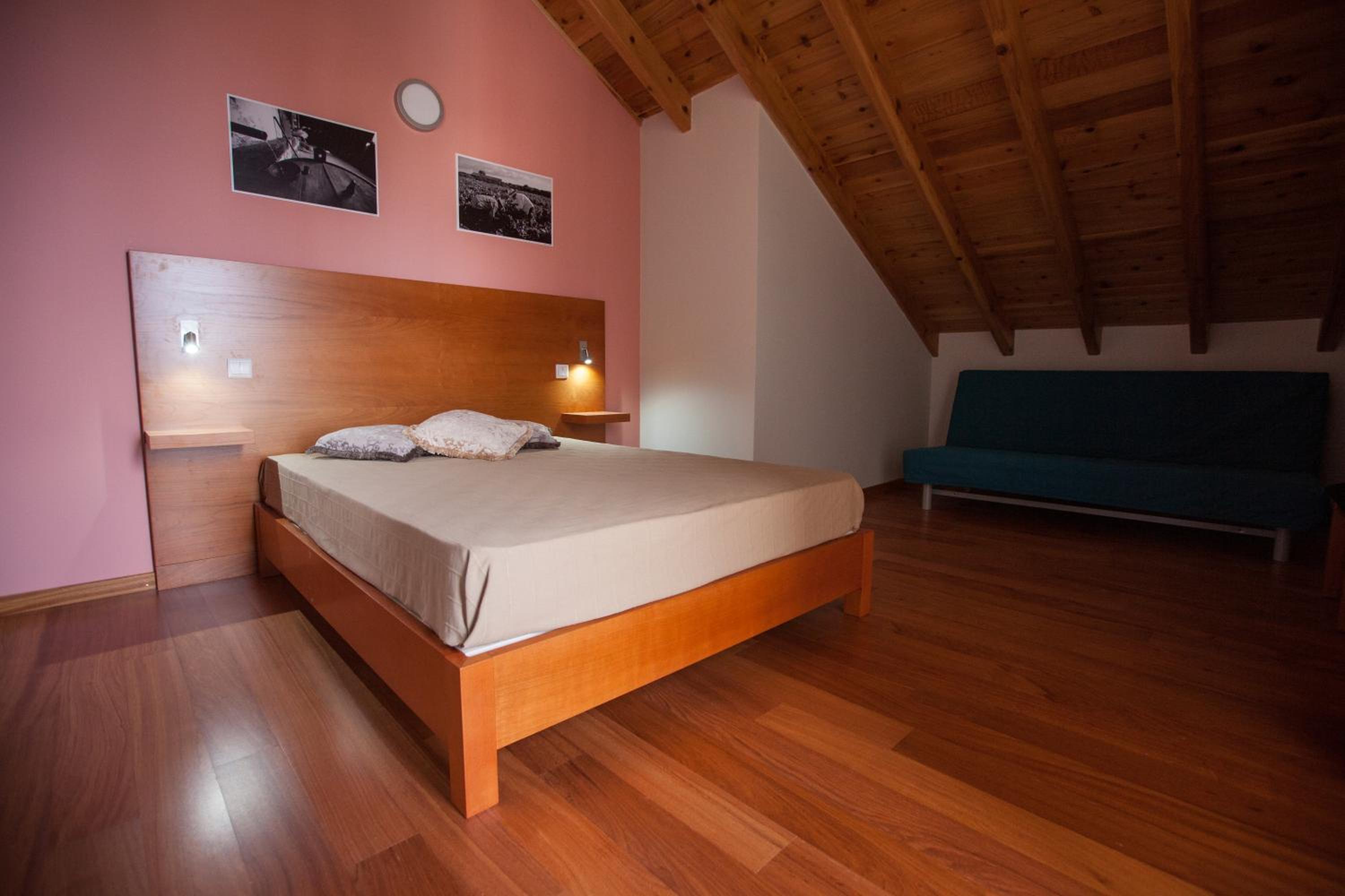 Double Room with Private Bathroom - Photo 9
