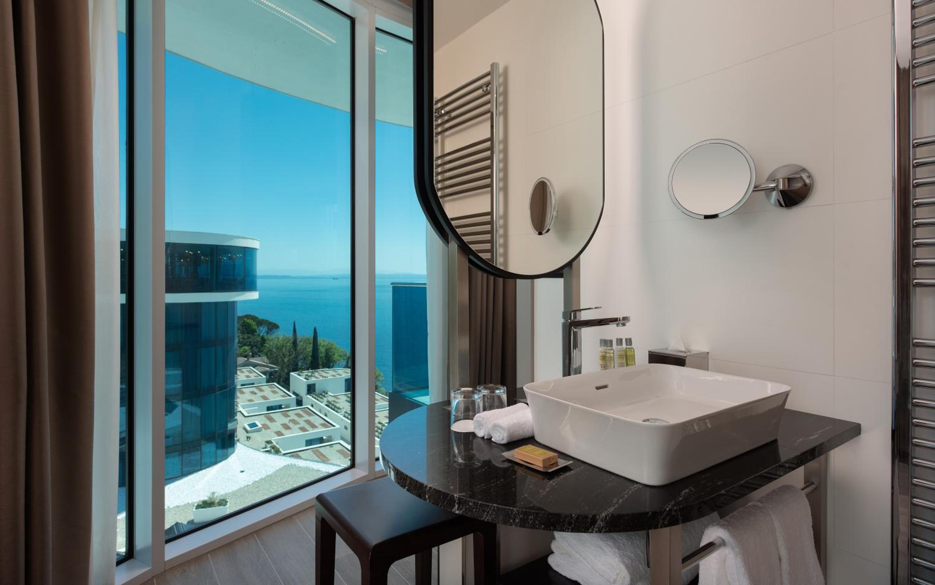 Junior Suite with Balcony and Sea View - Photo 3