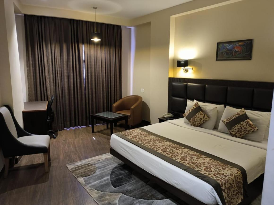 Standard King Room - Photo 9
