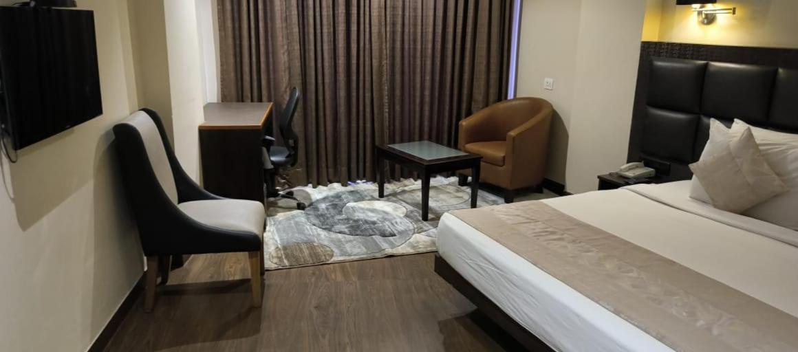 Standard King Room - Photo 10