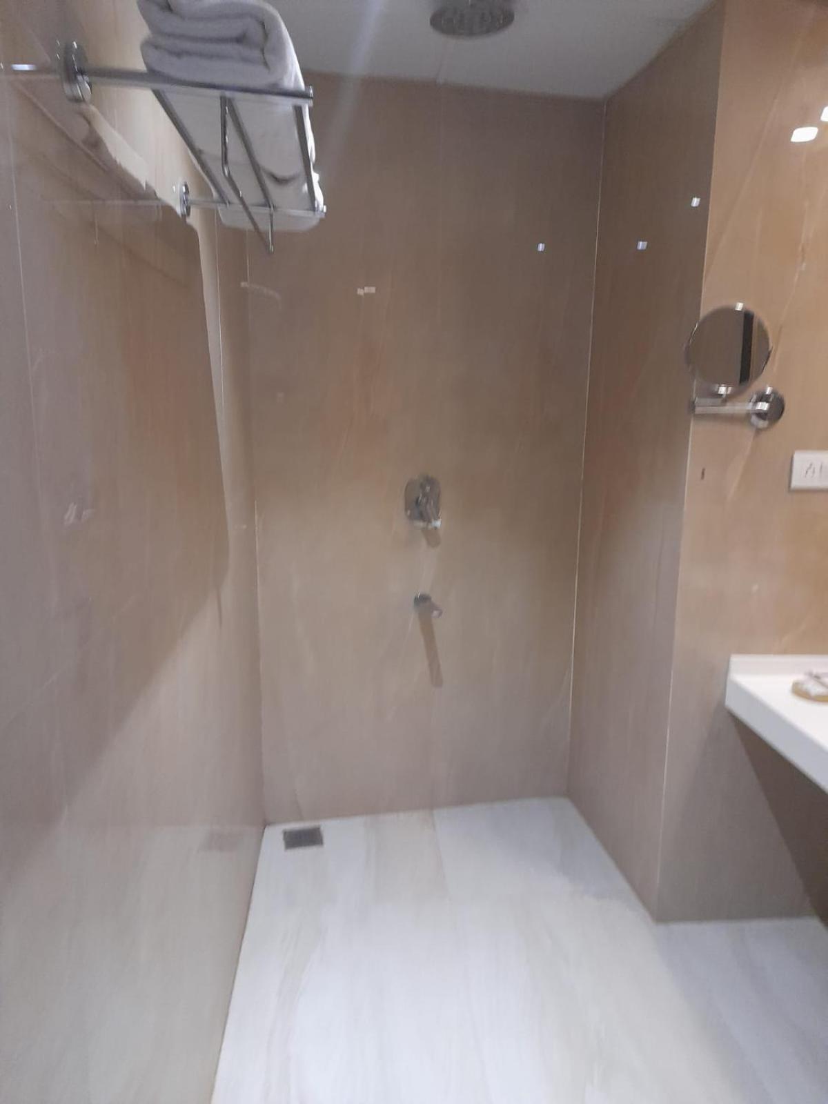 Standard King Room - Photo 8