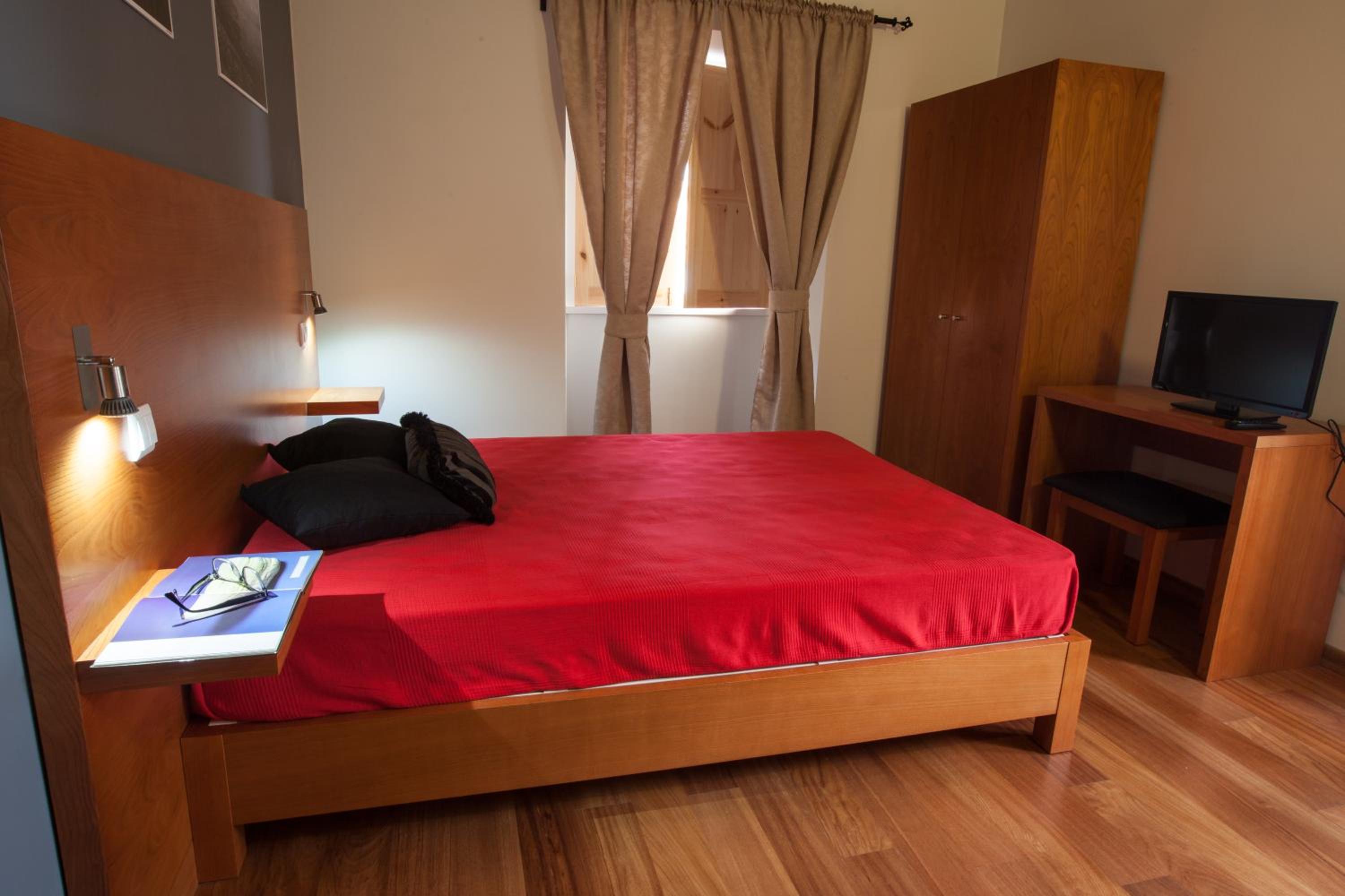 Double Room with Private Bathroom - Photo 2