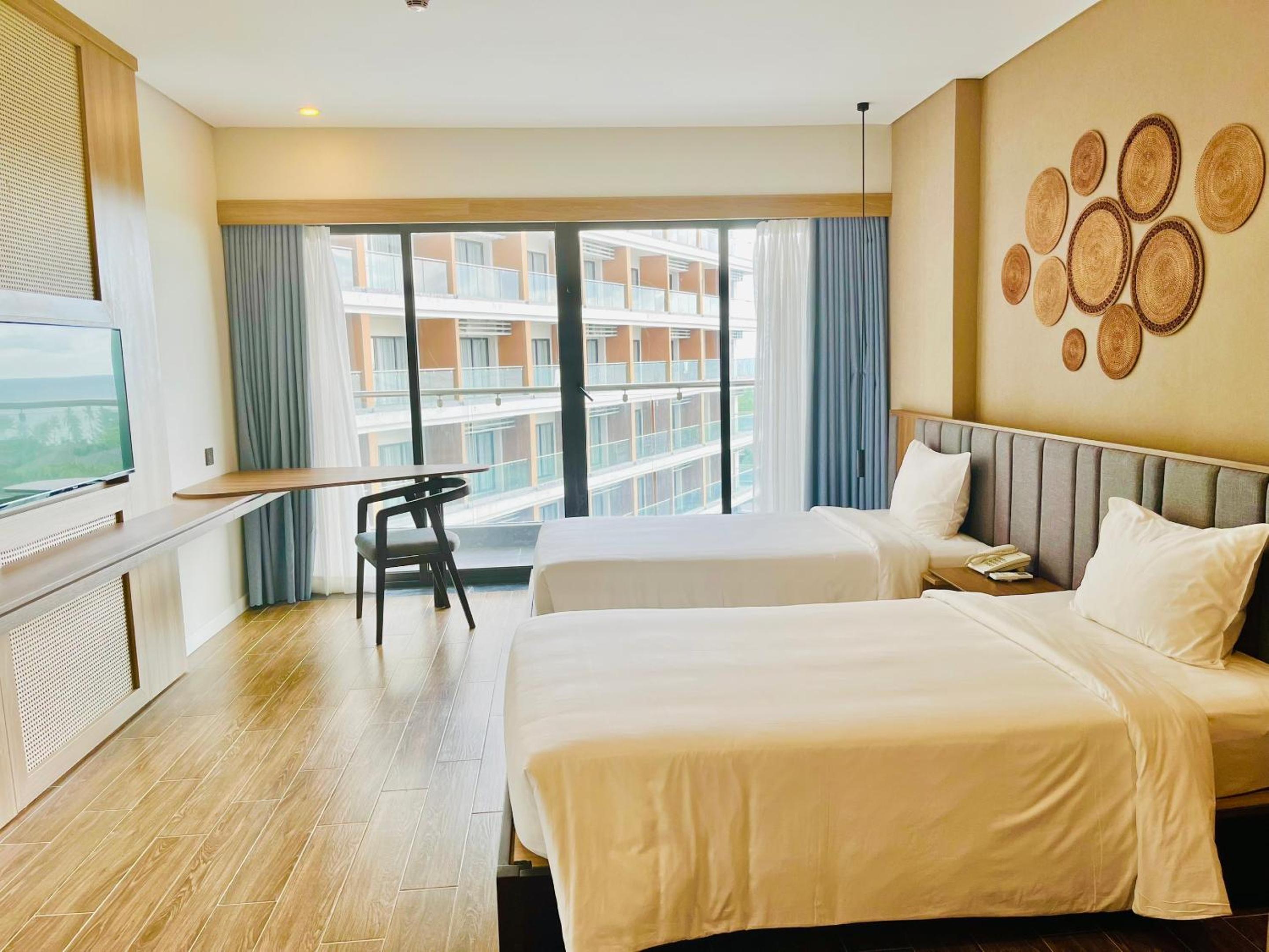 Premier Room with Sea View Balcony - Photo 6