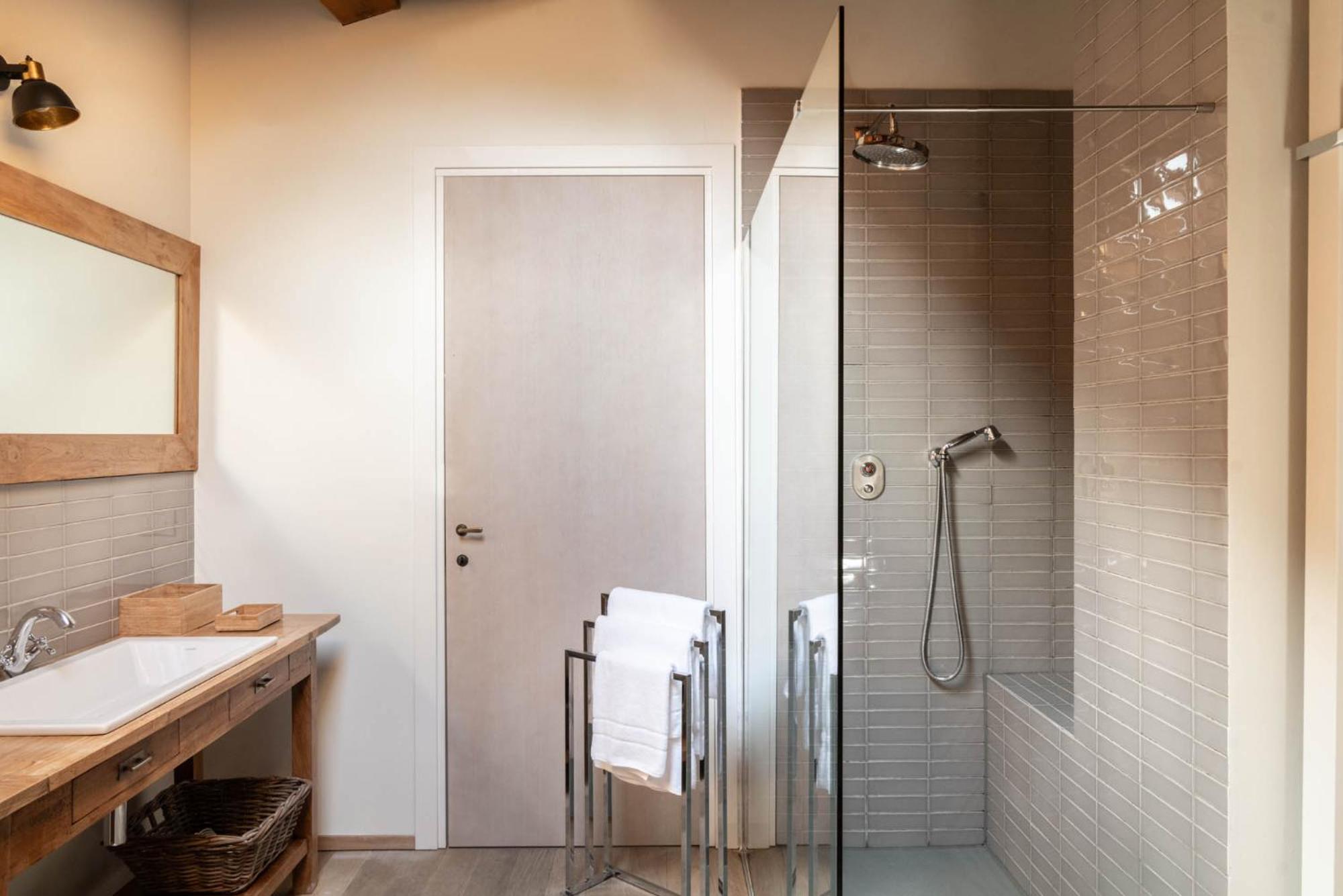 Quadruple Room with Shared Bathroom photo 2
