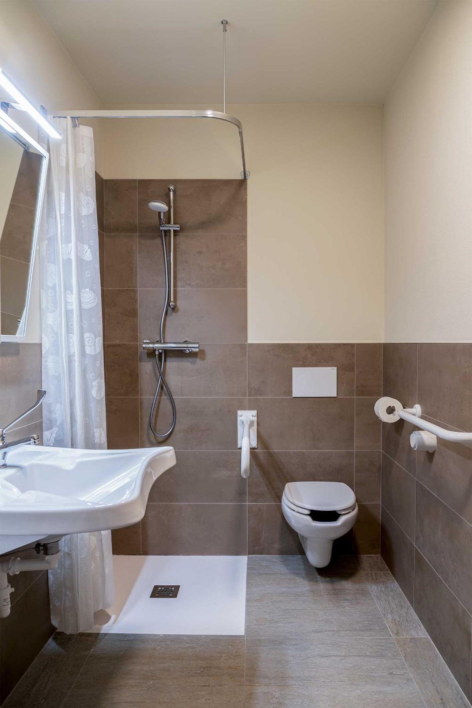 Twin Room - Disability Access photo 2