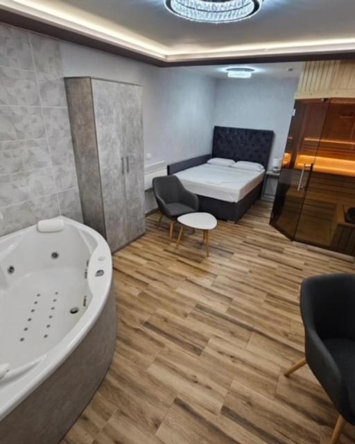 Deluxe Suite with Spa Bath