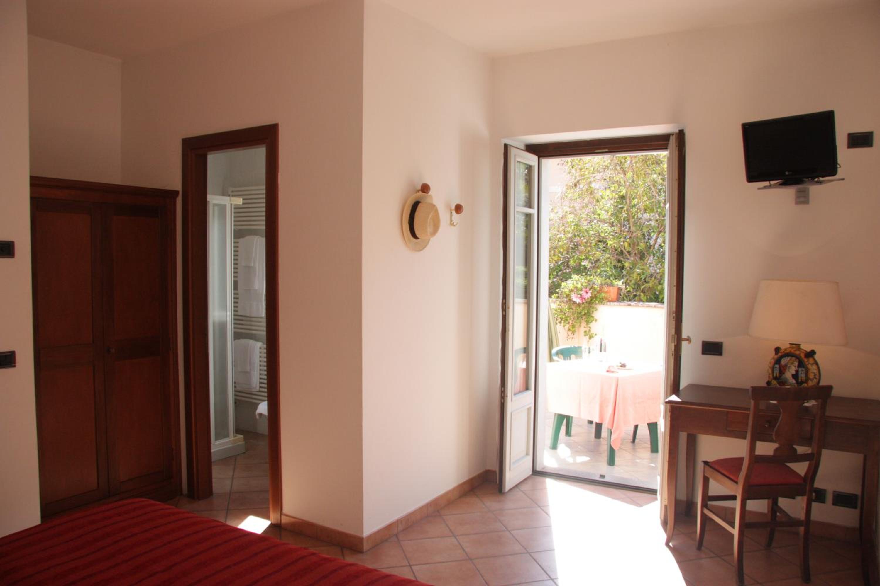 Double Room - Photo 6
