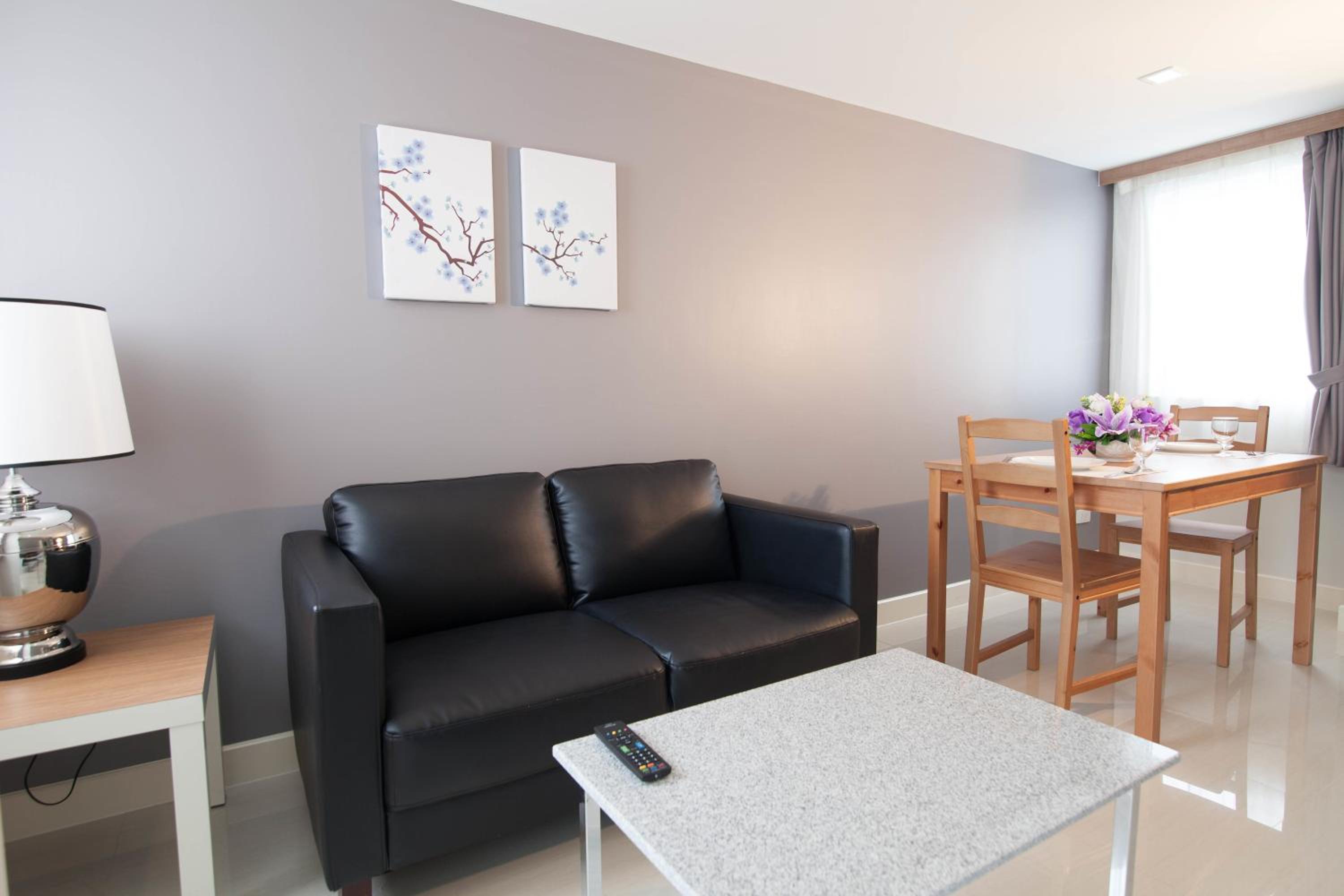 One-Bedroom Apartment photo 1