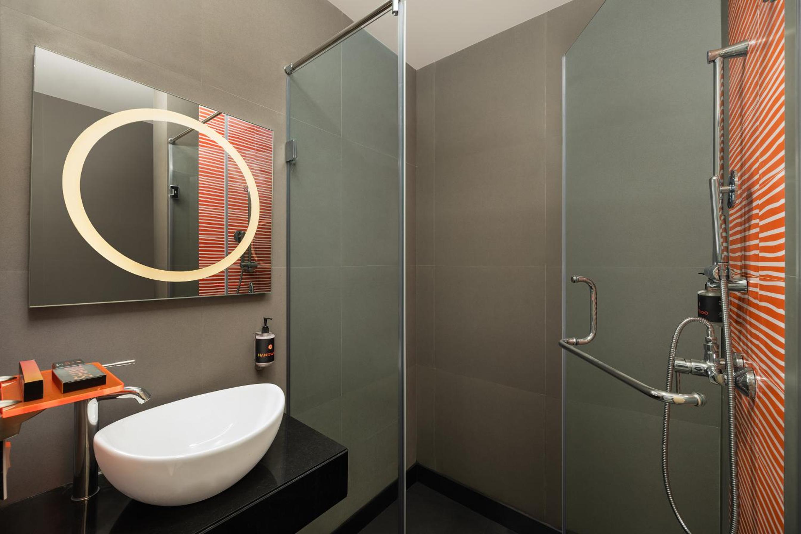 Luxe Queen Room - Photo 2