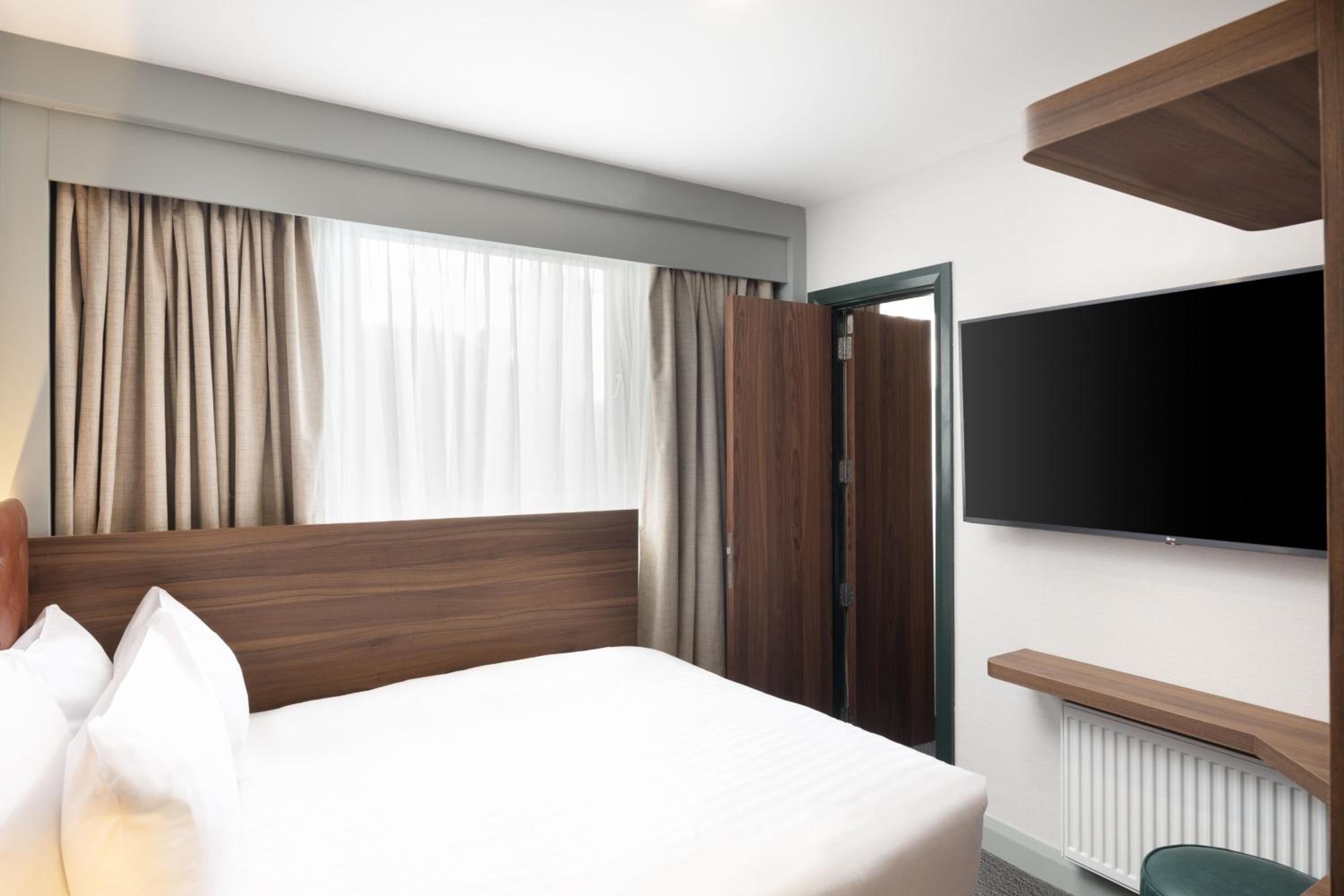 Compact Double Room thumbnail 5