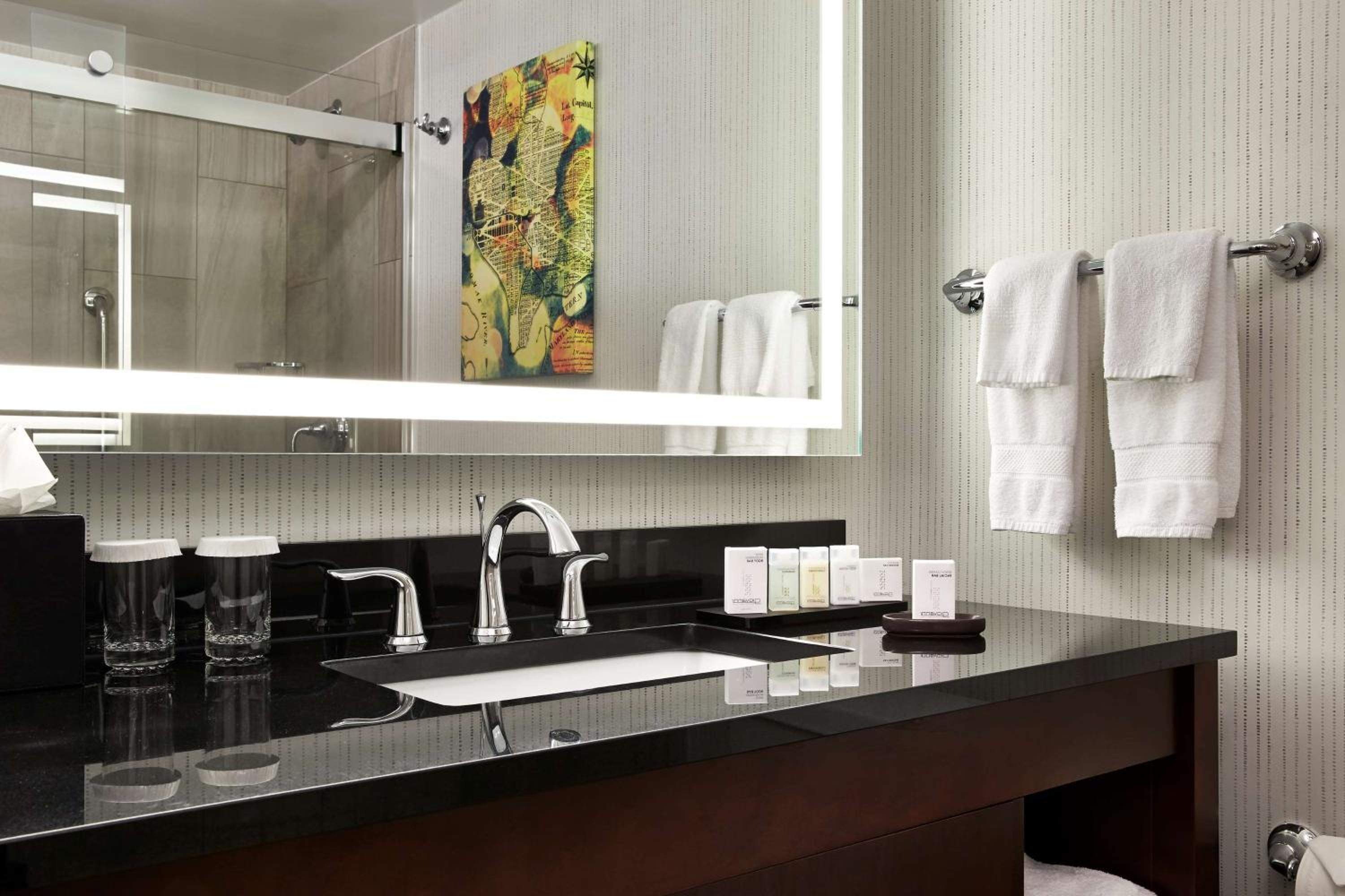 One-Bedroom King Suite - Hearing Access photo 2